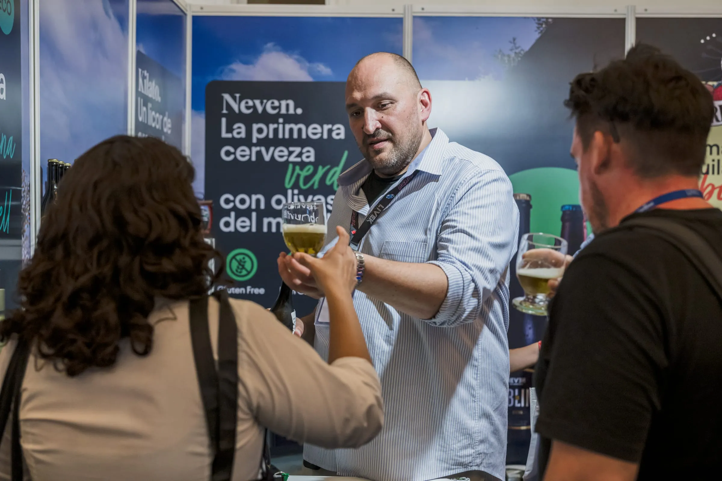Cobertura de expo comercial en Cancún, stands y visitantes