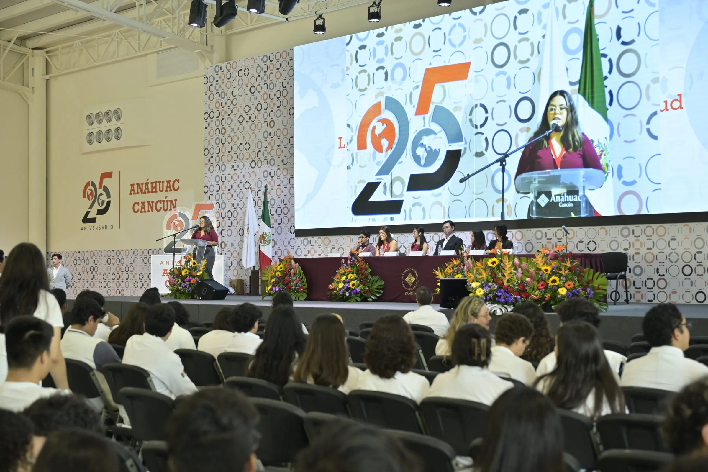 Fotografía de conferencia y ponentes en evento en Cancún