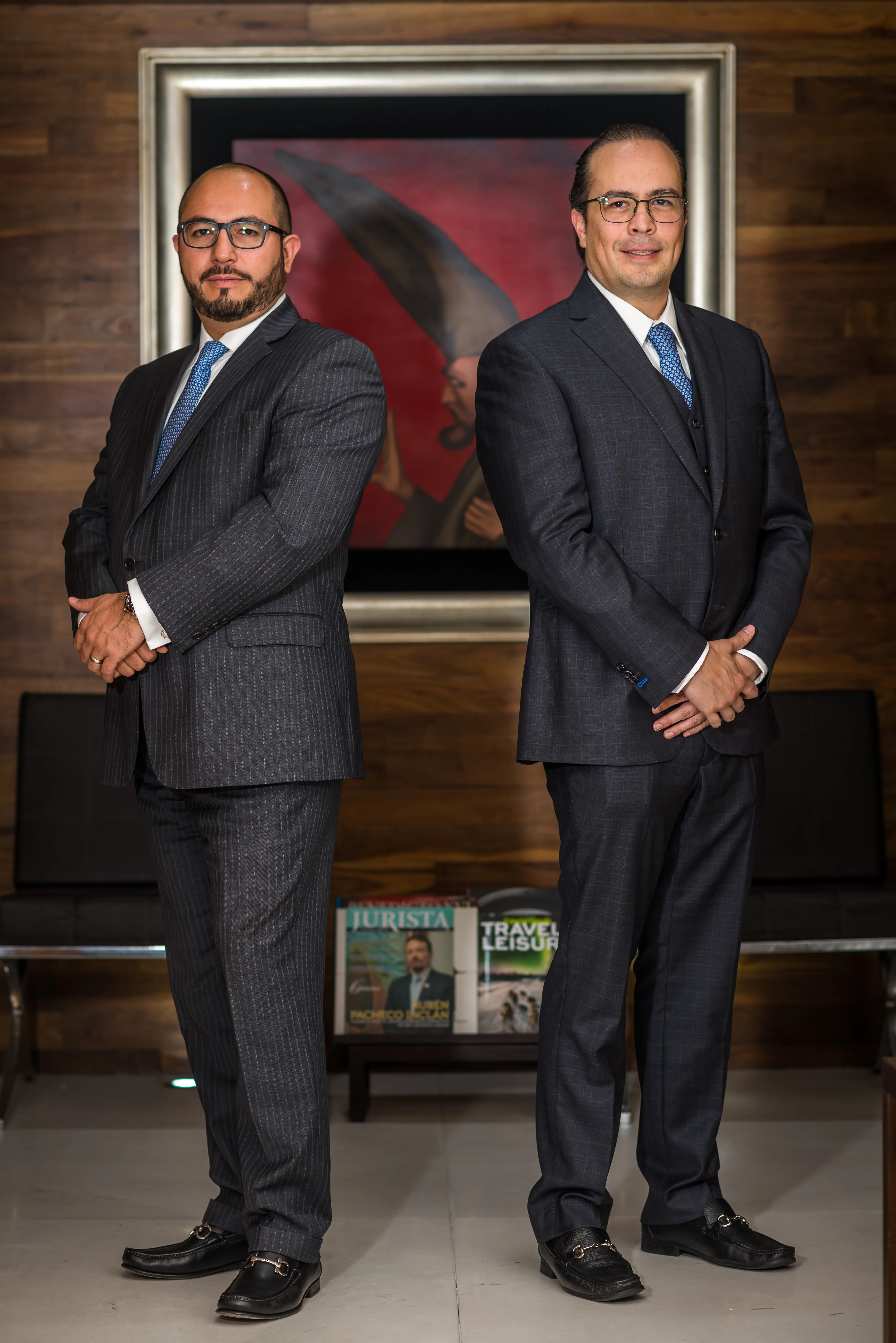 Dos abogados de traje en su oficina, retrato corporativo de equipo