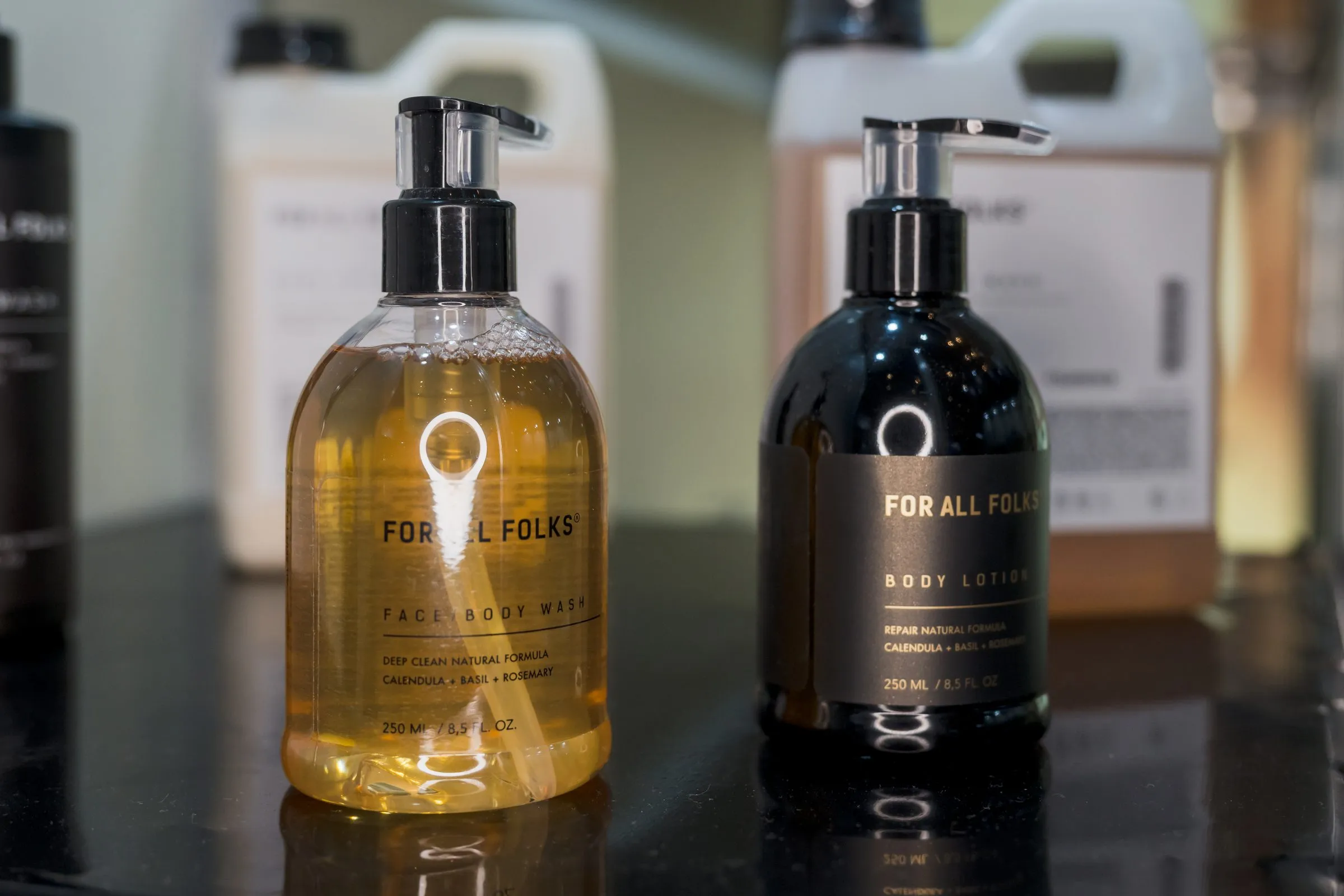 Botellas de loción y jabón líquido de línea de amenities, fotografiadas para catálogo B2B