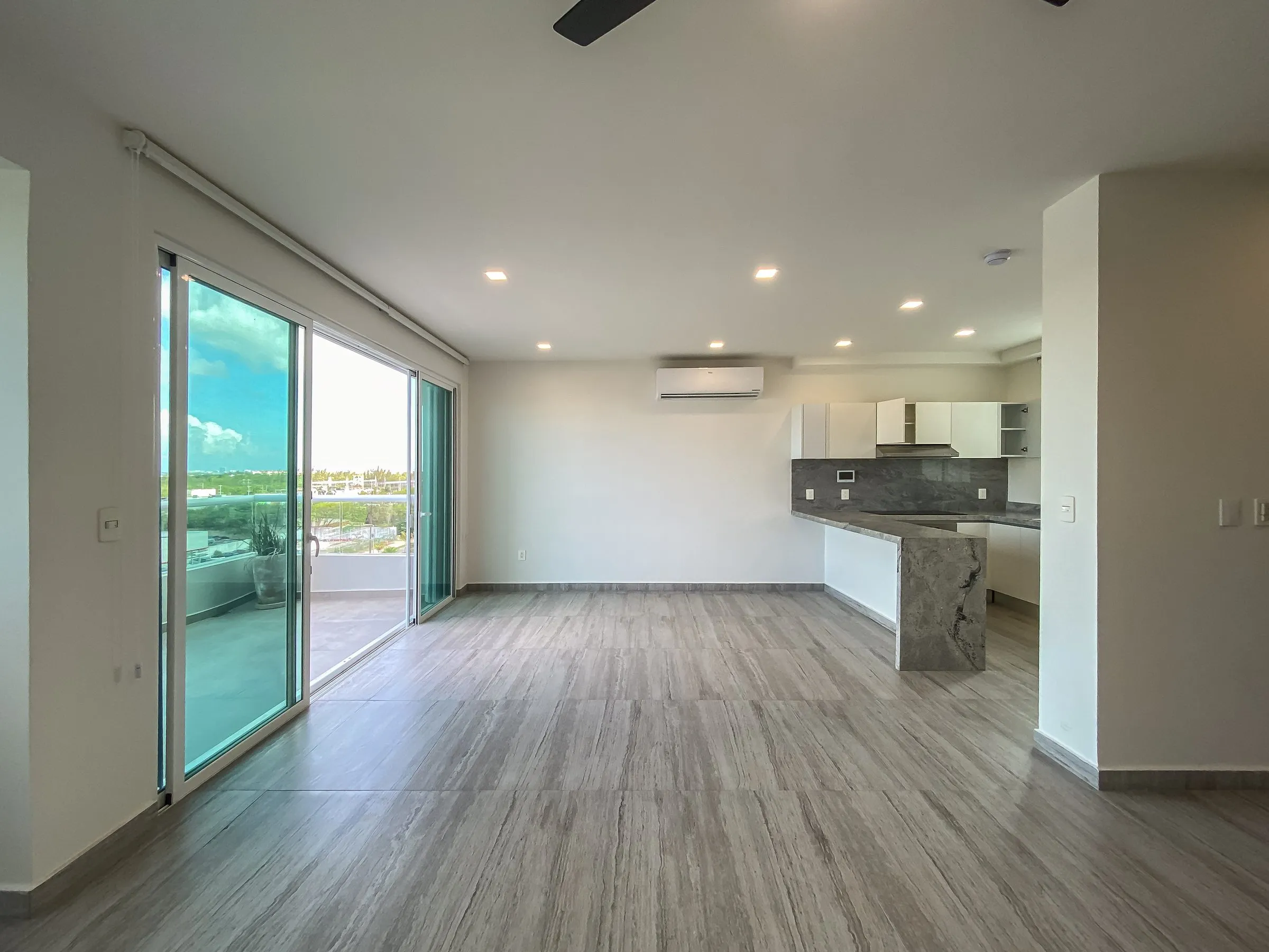 Sala y cocina de departamento vacío, ejemplo de sesión de interiores fotografiados profesionalmente