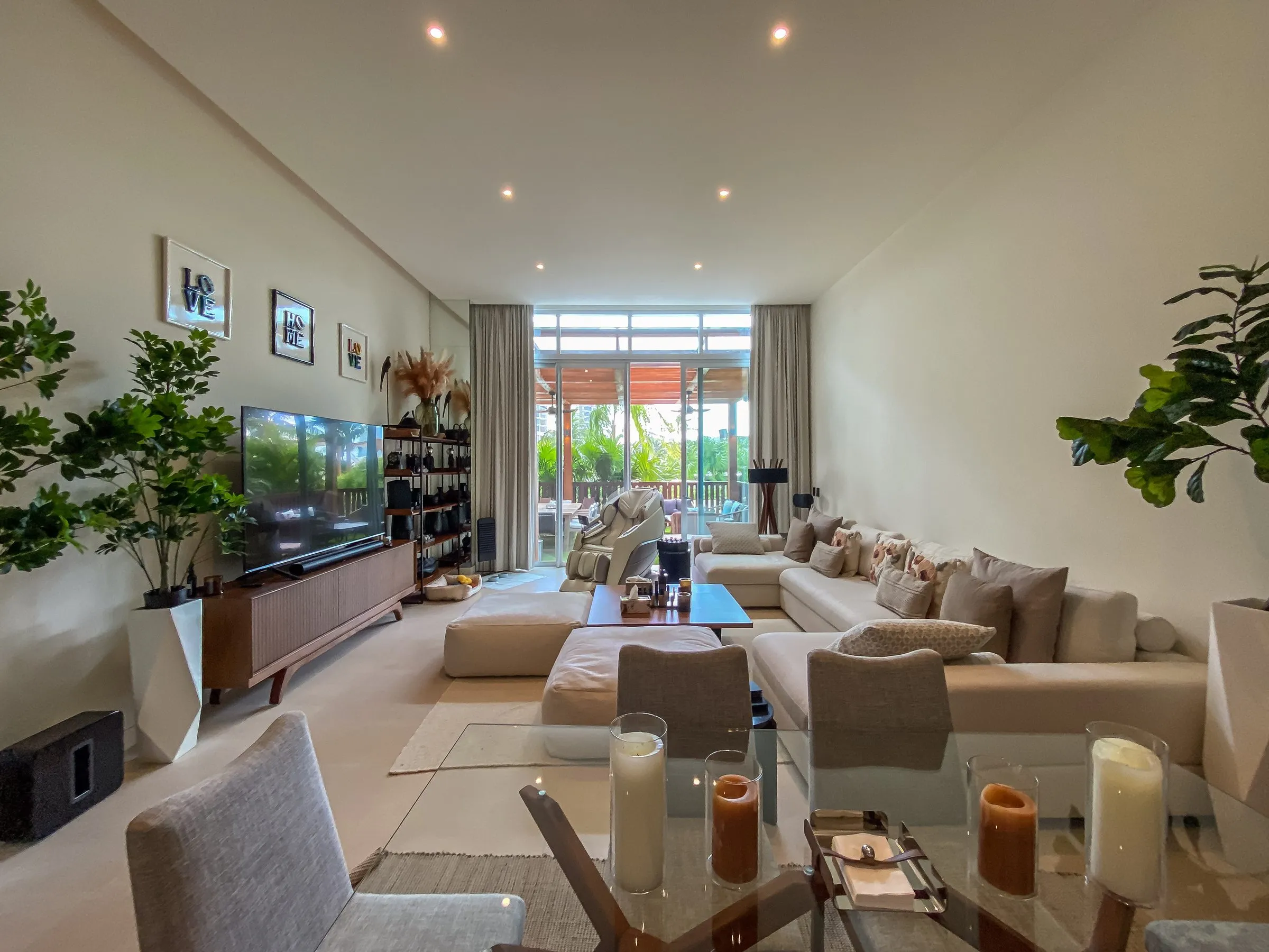Sala vacía de propiedad fotografiada en amplitud completa, ejemplo de trabajo real de fotografía inmobiliaria en Cancún