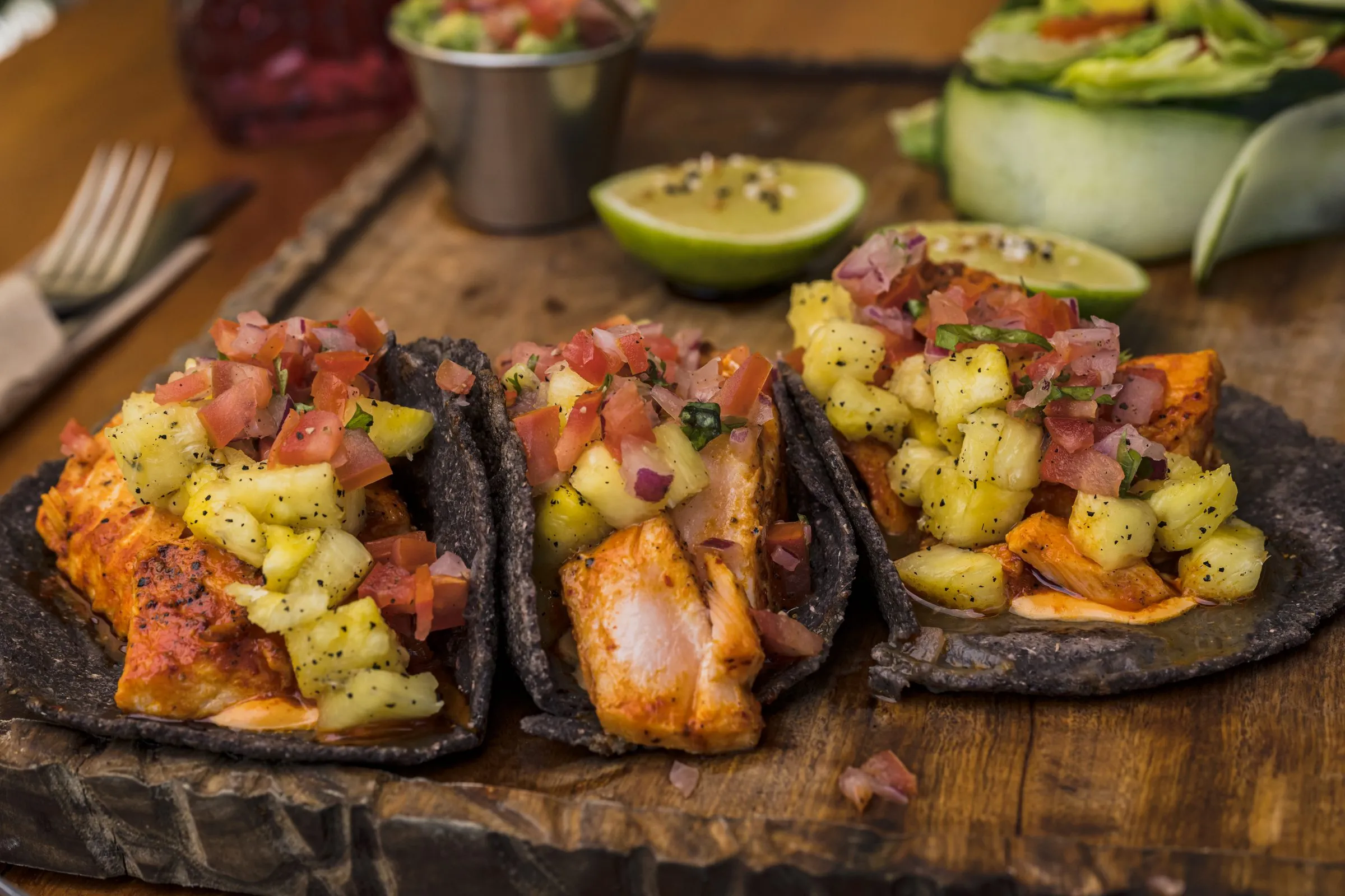 Tacos de pescado con luz controlada y colores reales, versión 'después' del factor luz