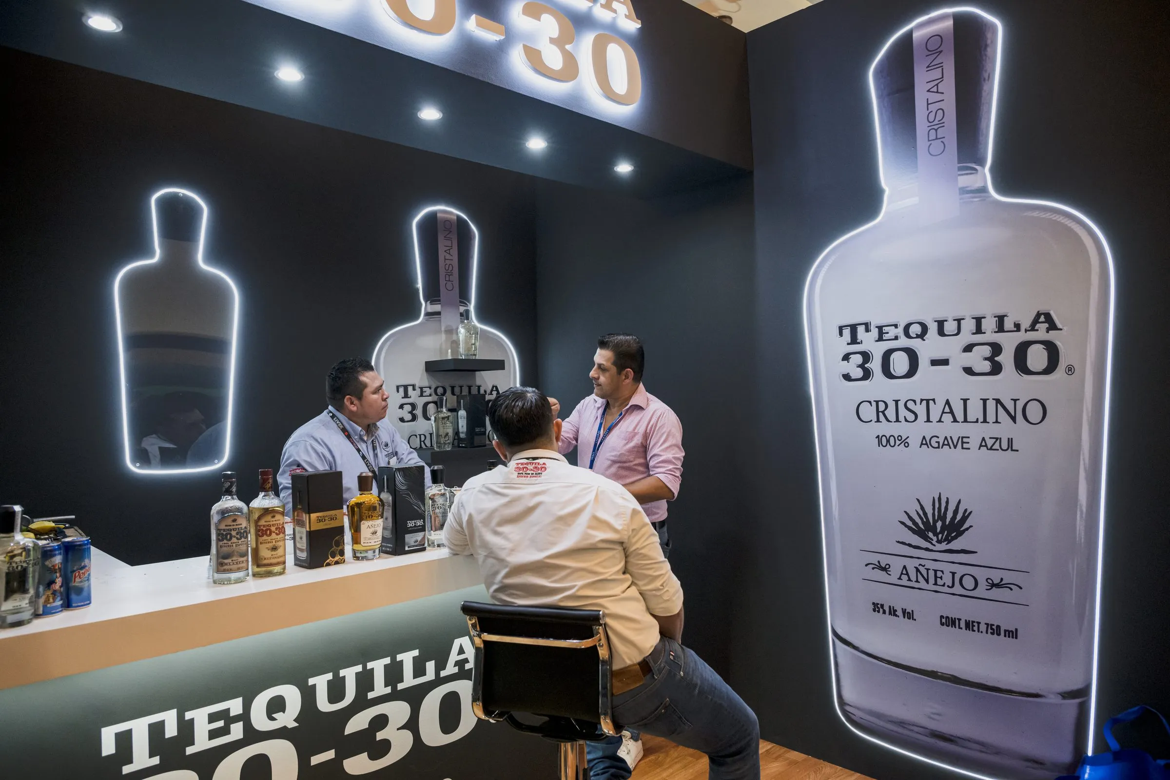 Stand de patrocinador compacto en una sola sala, ejemplo de cobertura de medio día