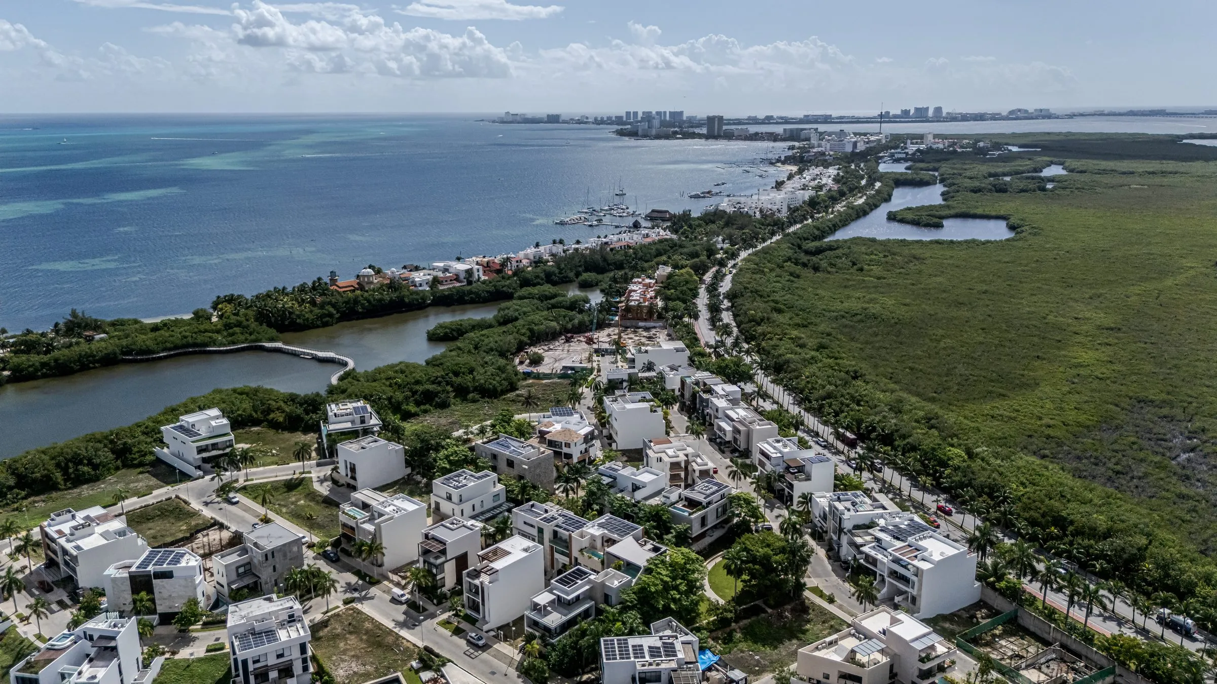 Toma aérea panorámica de la costa mostrando la ubicación de la zona respecto a la playa y la laguna