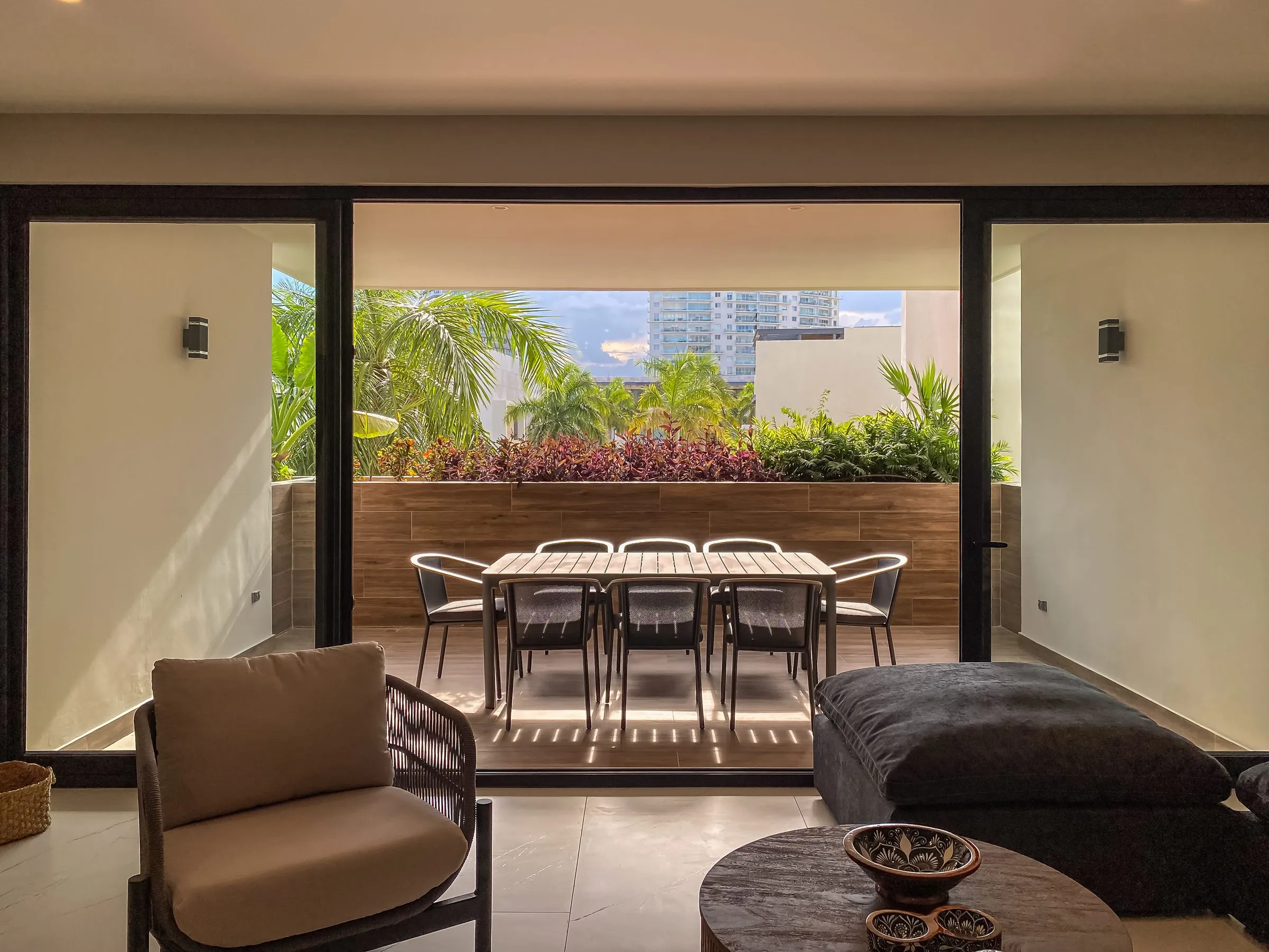 Terraza con mesa puesta para comer, vista abierta hacia el exterior a través de las puertas corredizas, la amenidad que justifica la tarifa