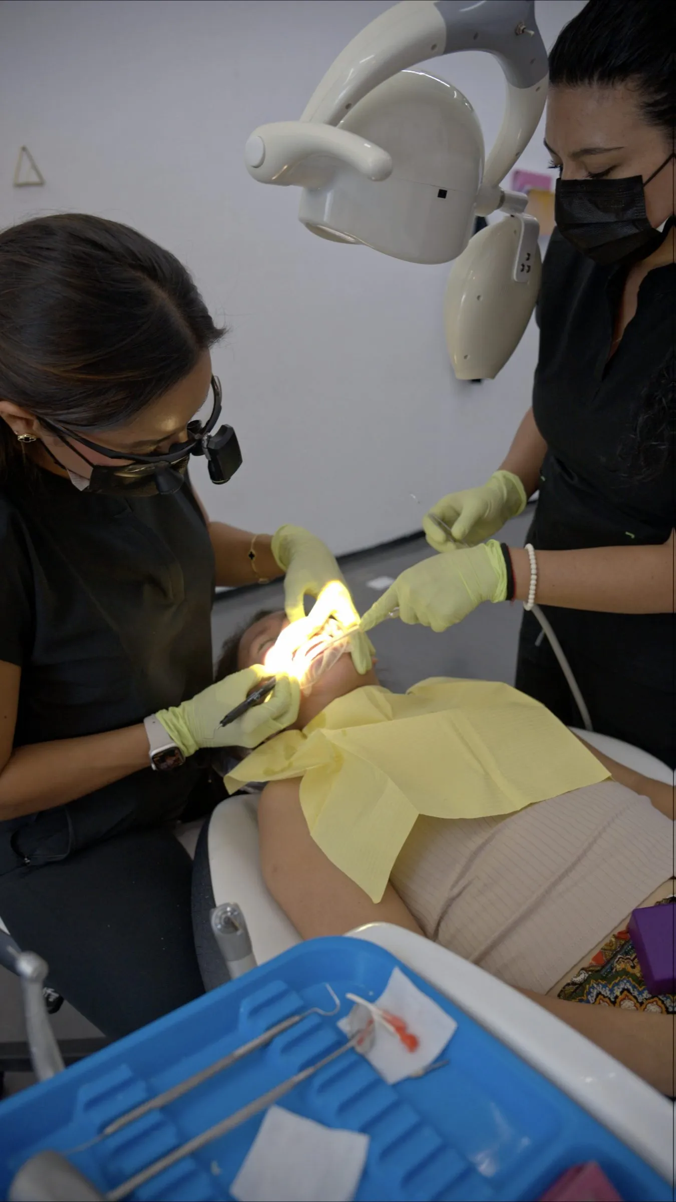 Consultorio de clínica con equipo dental visible, espacio limpio y ordenado dentro del recorrido en video
