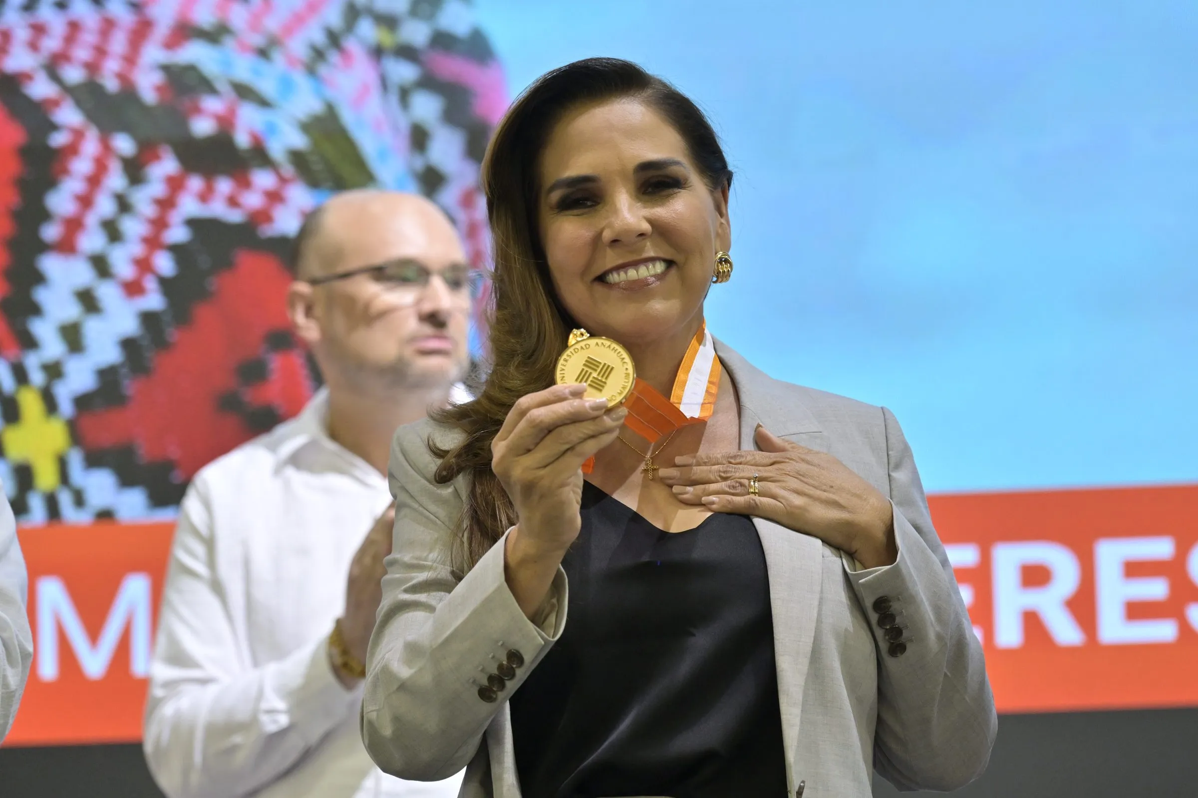Premiación en escenario con medalla entregada frente a público, ejemplo de trabajo real de cobertura de eventos en Cancún