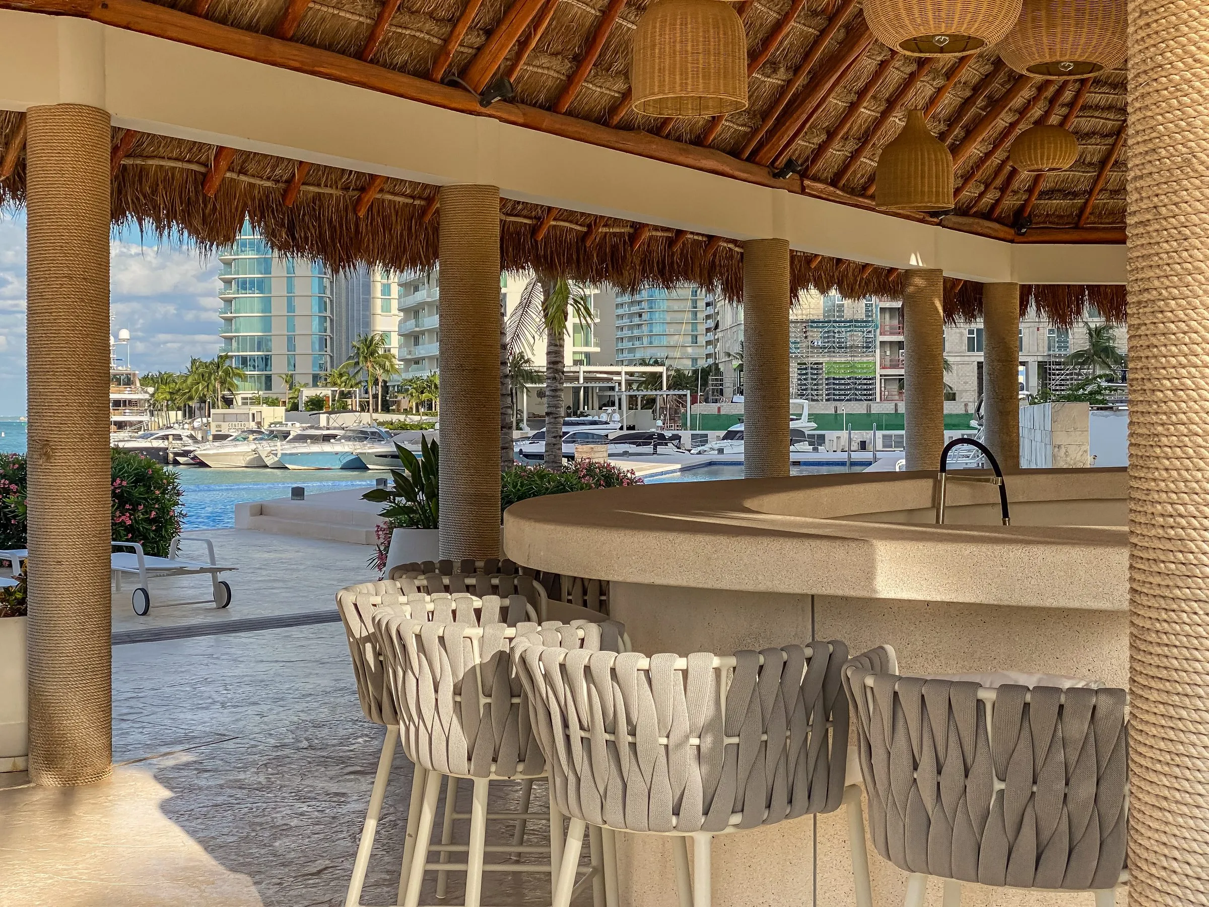 Bar de palapa con vista al mar, ejemplo de contenido de F&B de hotel dentro de un flujo mensual