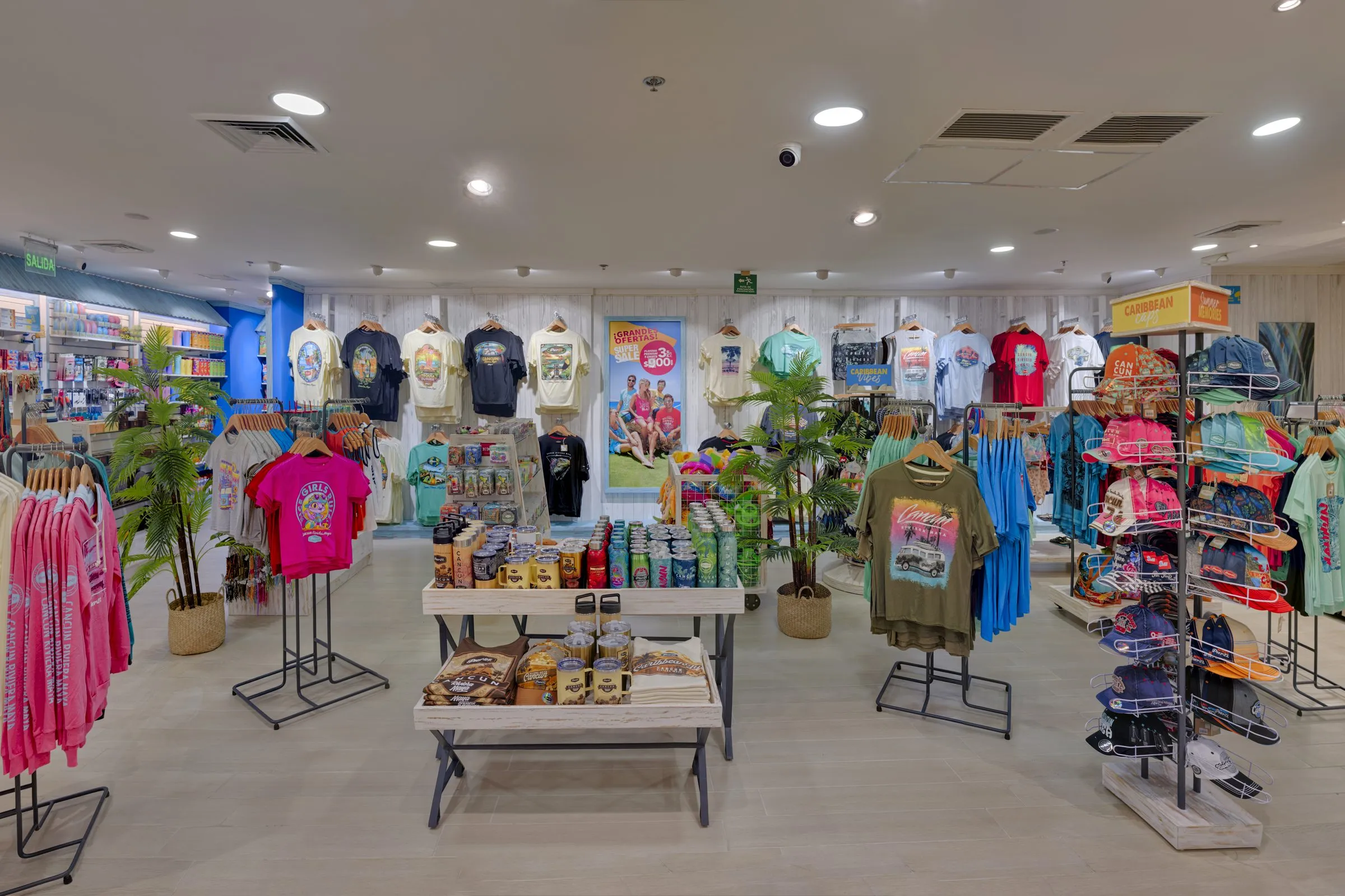 Interior de tienda boutique con exhibición de ropa y accesorios, local real fotografiado para la marca