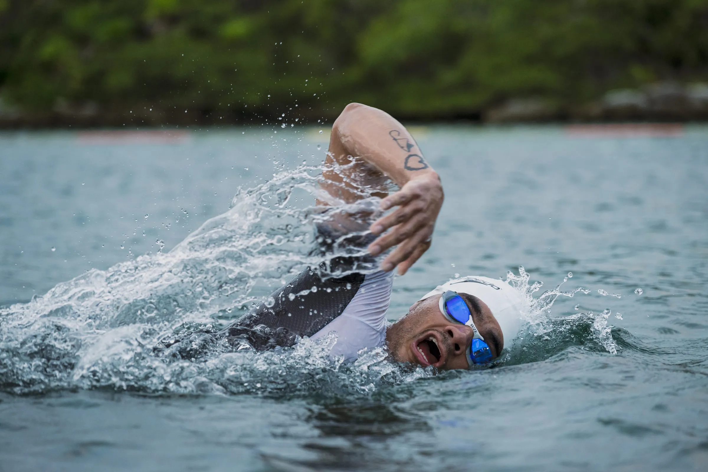 Nadador en plena brazada capturado a mitad del tramo de natación del triatlón