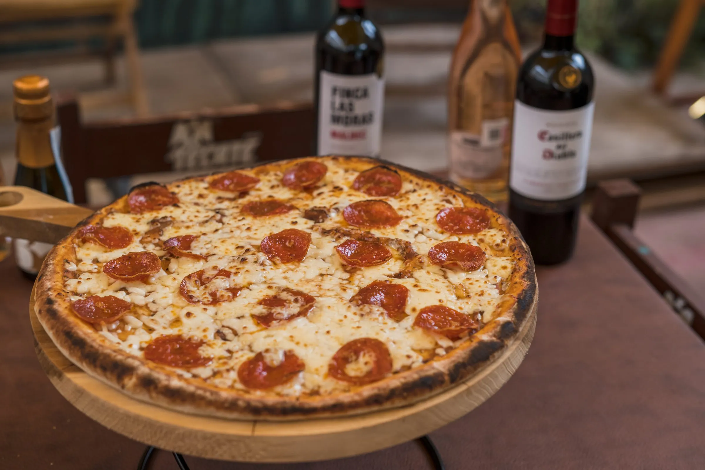 Pizza completa recién horneada, foto hero para menú y redes