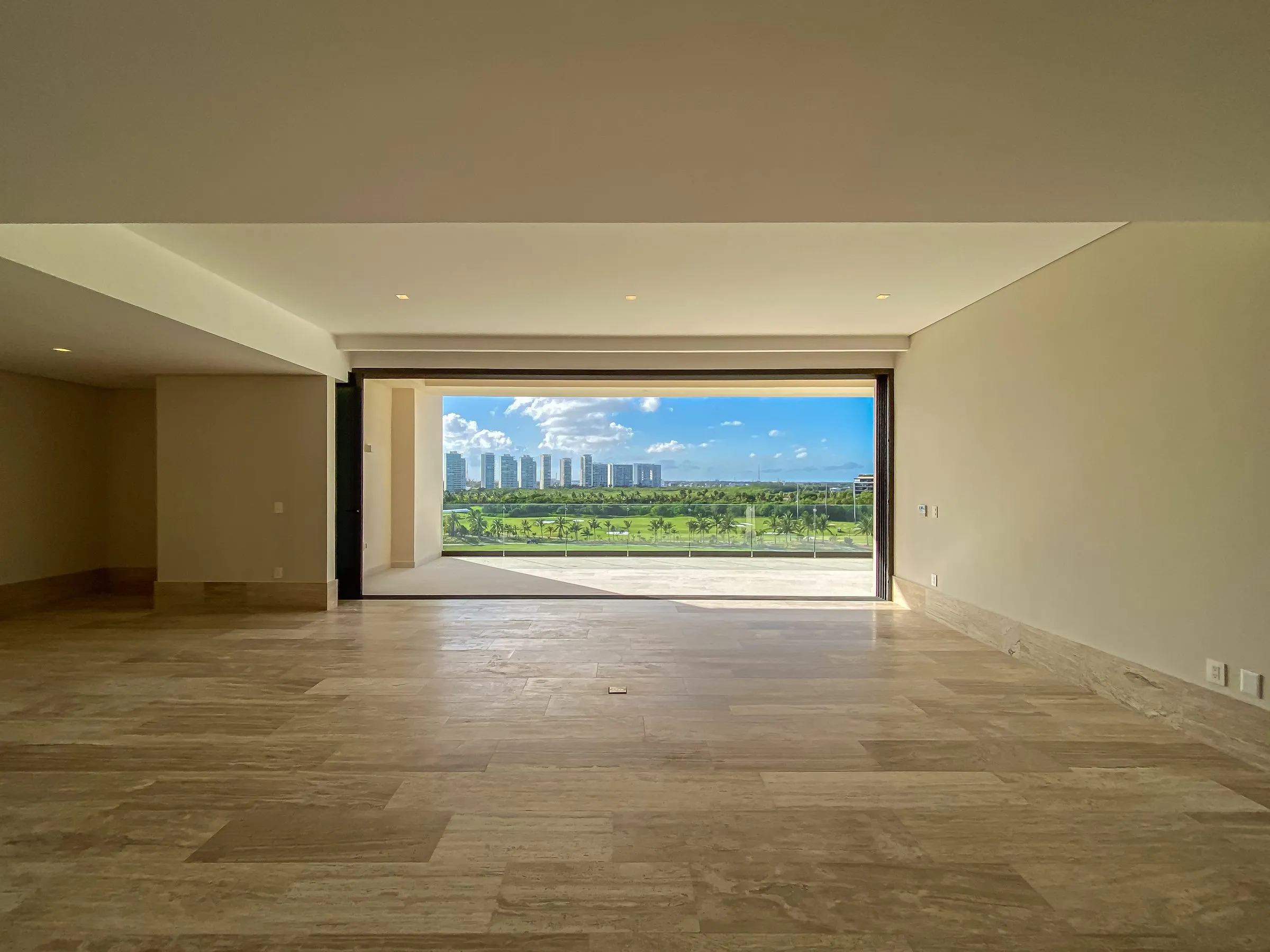 Sala vacía fotografiada en amplitud completa, mostrando el tamaño real de la propiedad sin distorsión
