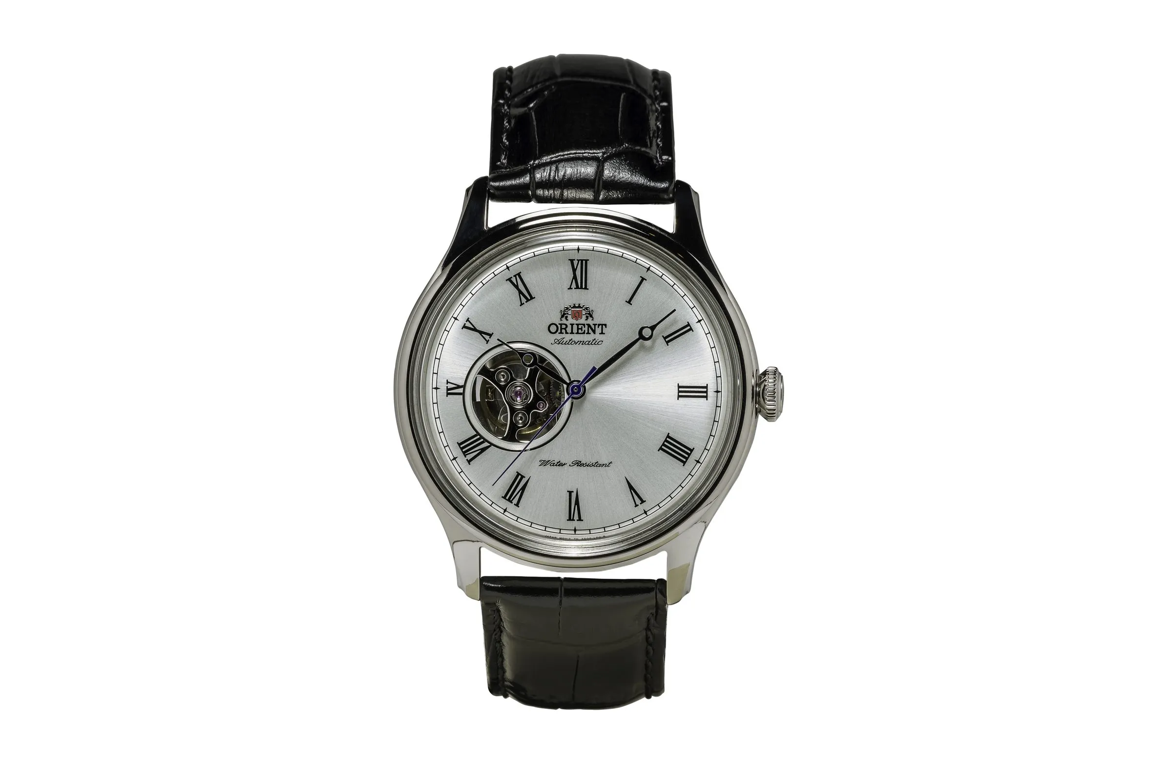 Reloj clásico con correa de piel sobre fondo blanco, mismo criterio de fondo y luz que la pieza anterior