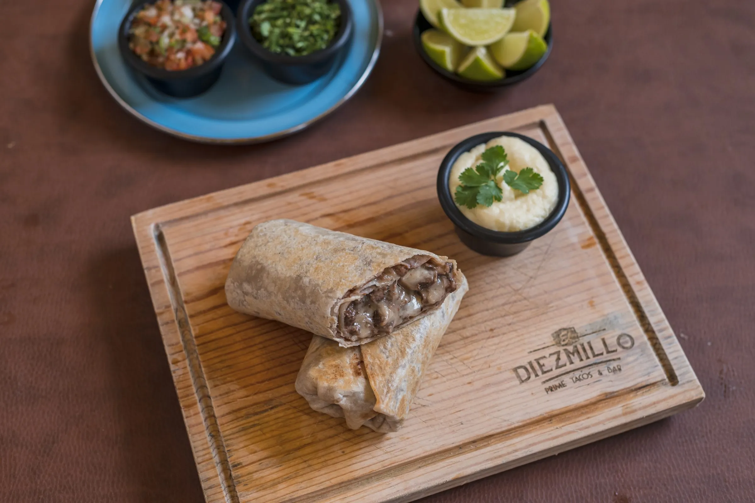 Burrito con styling mínimo aplicado, borde limpio y guarnición acomodada, versión 'después'