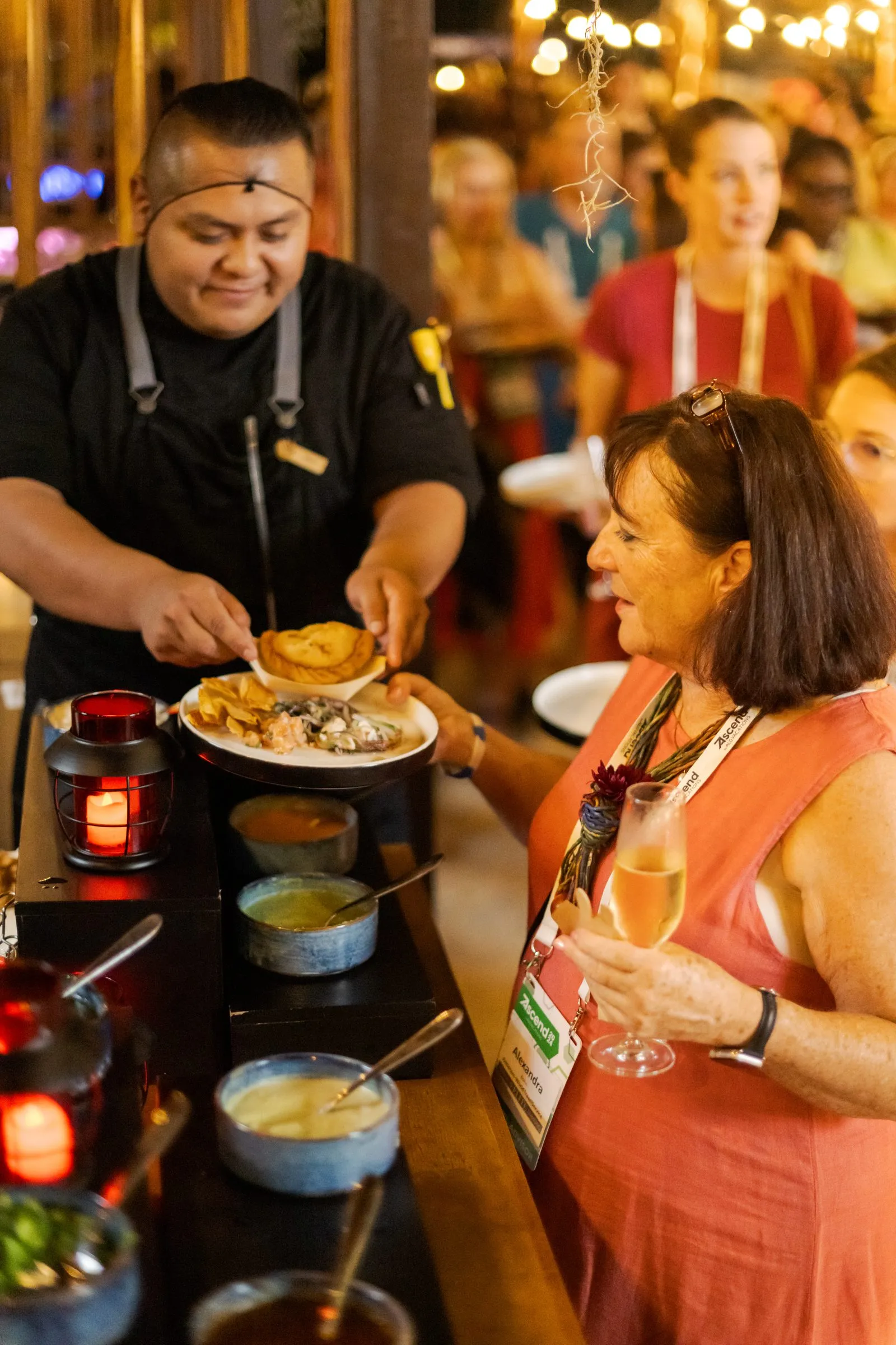 Chef sirviendo a un asistente durante un momento de interacción en el evento