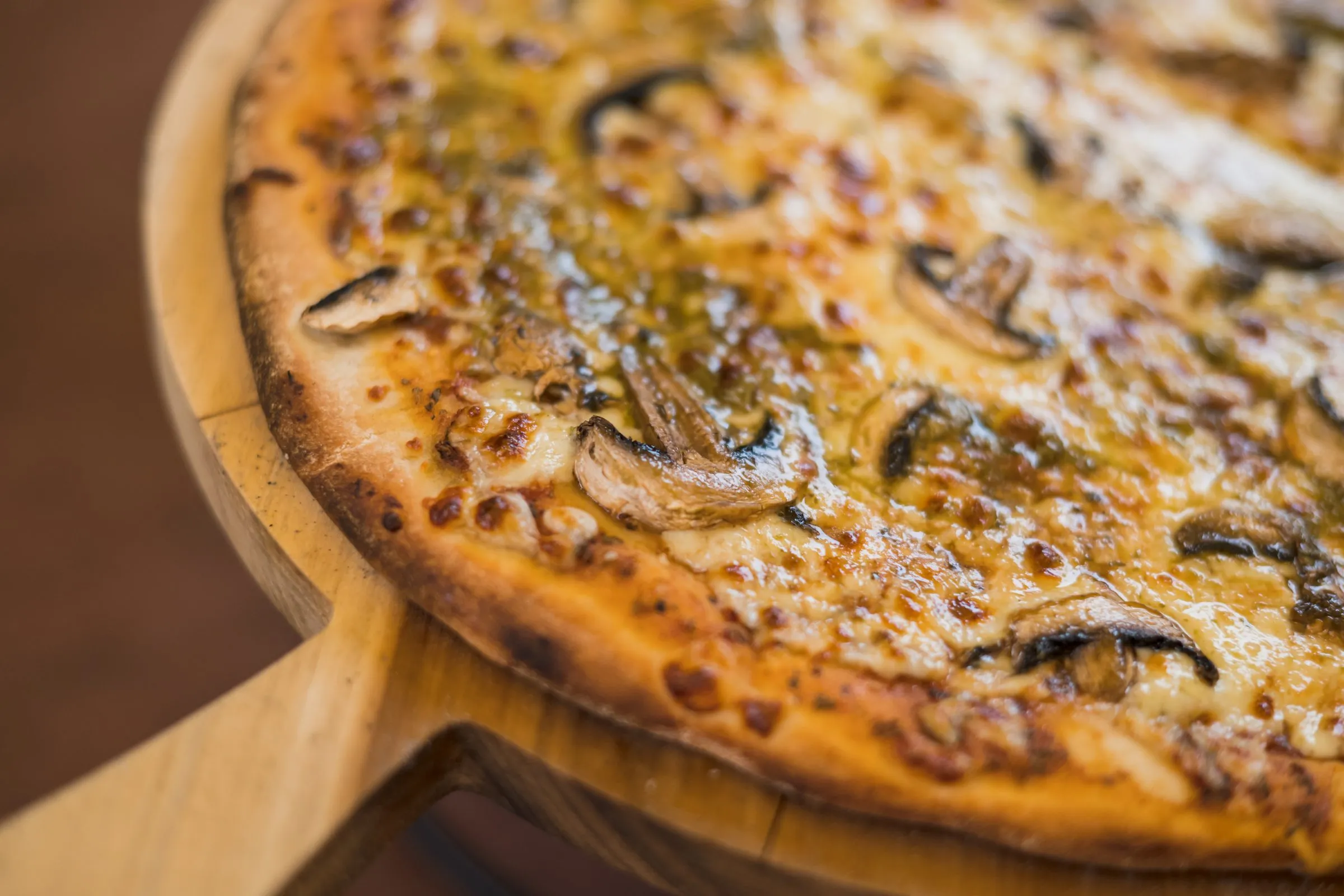 Pizza fotografiada en cenital sobre superficie limpia sin distracciones de fondo, versión 'después'