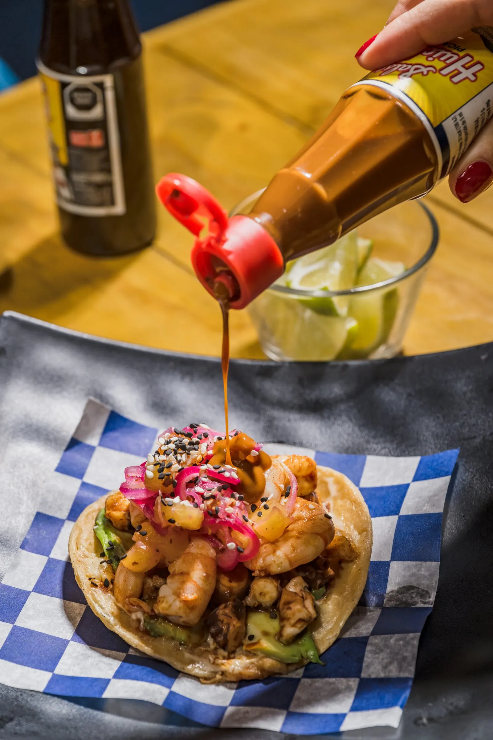 Tostada con salsa servida al momento, ejemplo de trabajo real de fotografía gastronómica de restaurante en Cancún