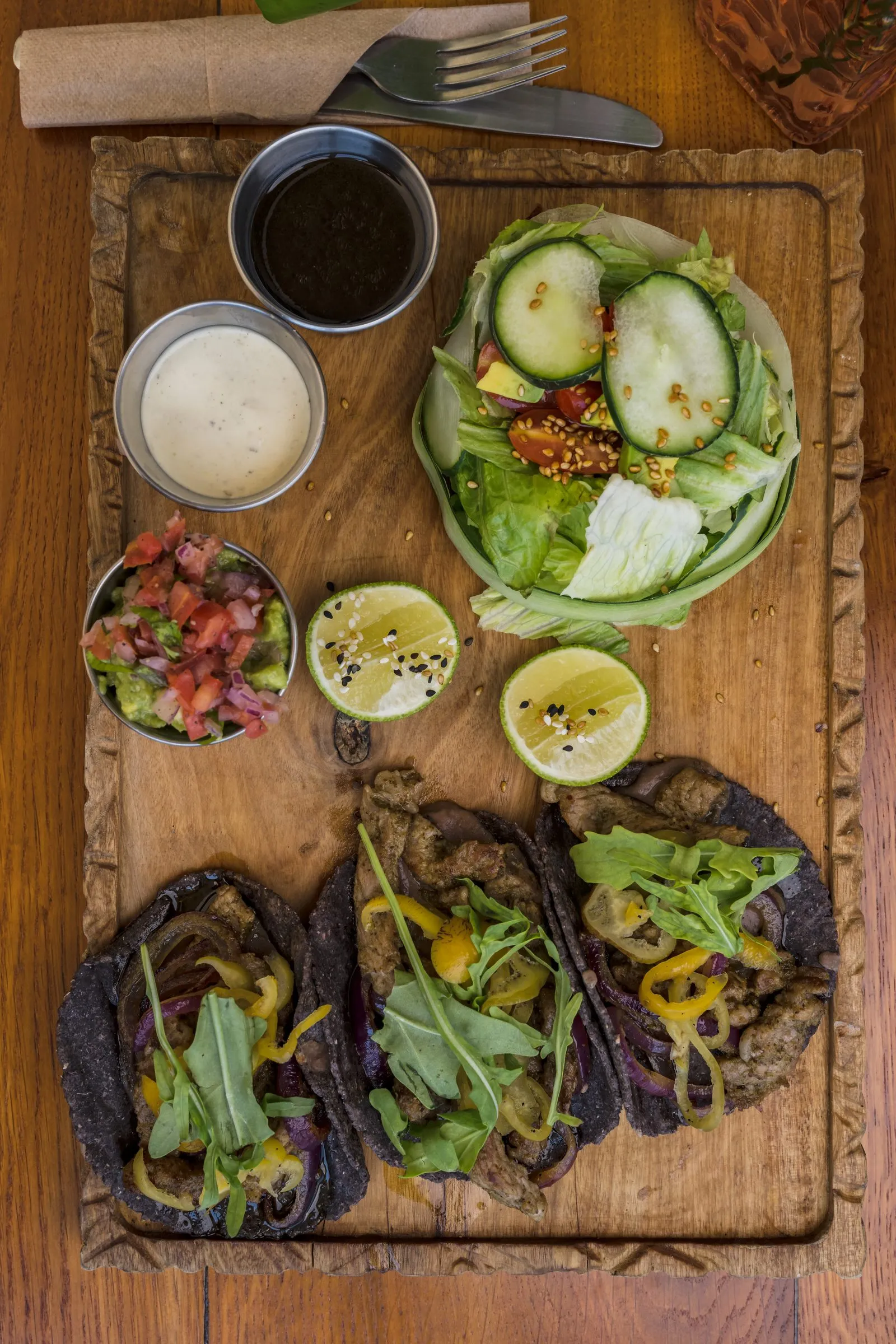 Mesa de tacos azules con guarniciones, corrección de color aplicada, tono real sin sobre-saturación, versión 'después'