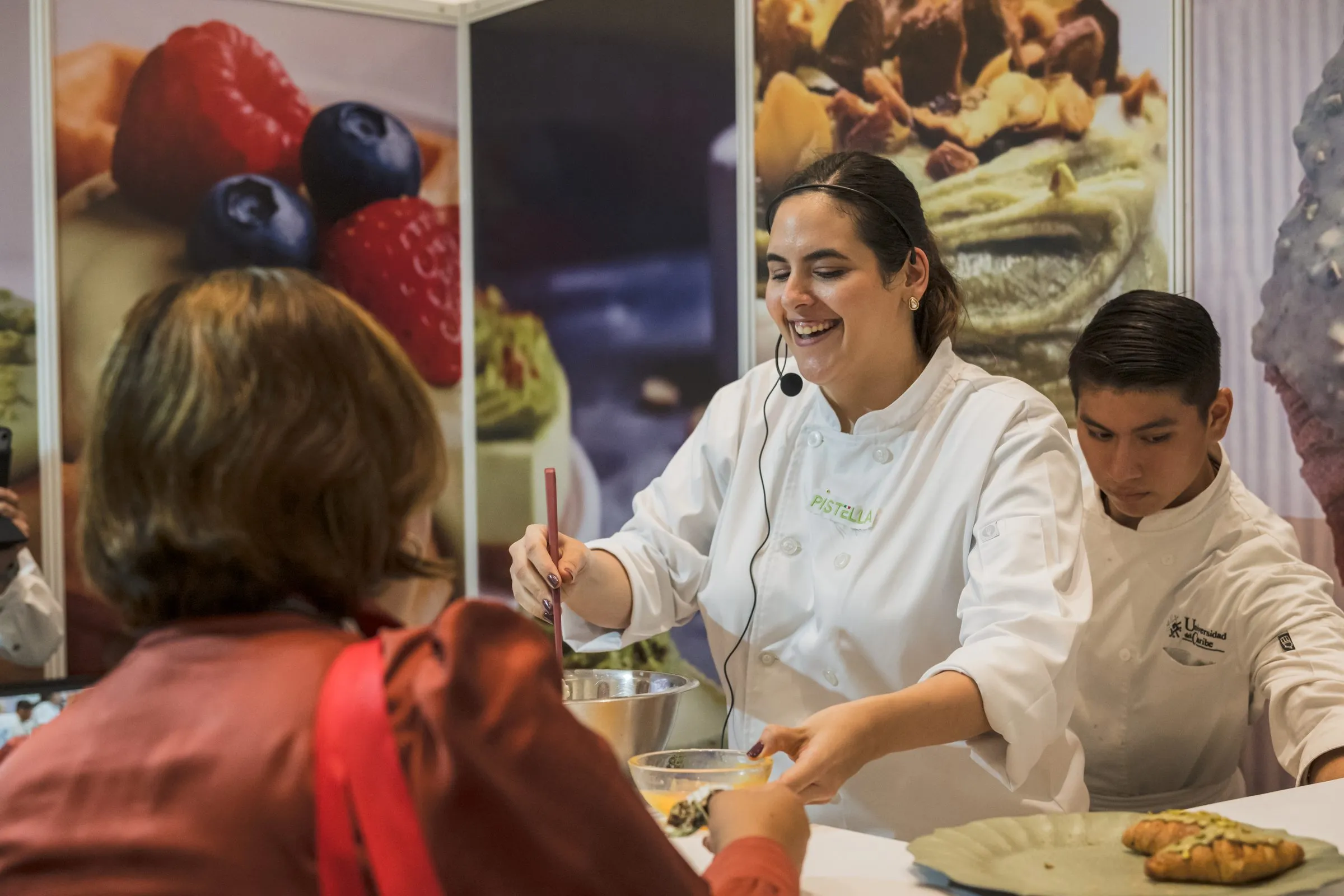 Chef preparando un platillo en vivo frente a asistentes en un stand de Expo LIVEK