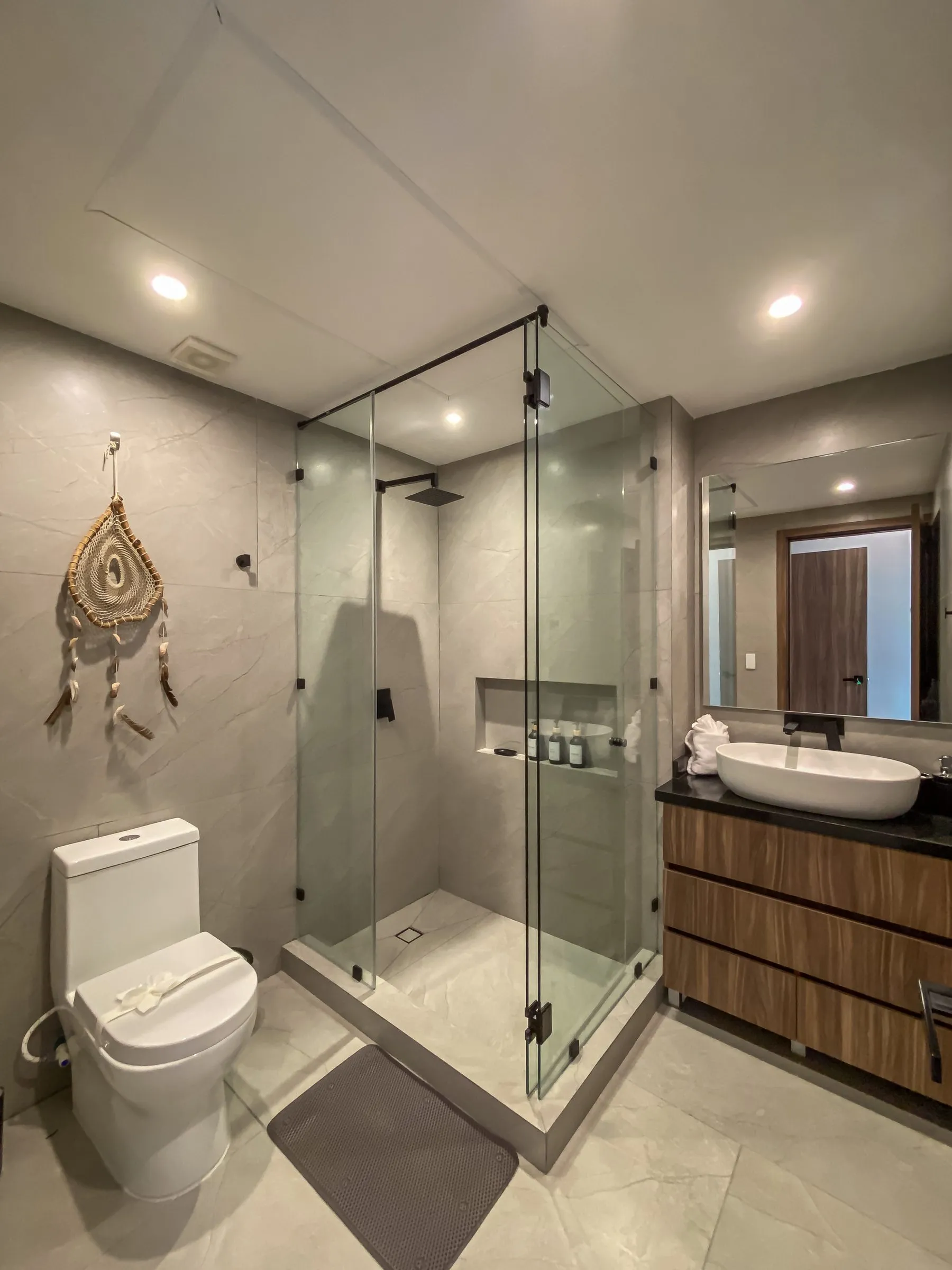 Baño de propiedad con regadera de cristal, limpio y ordenado, listo para sesión de fotos