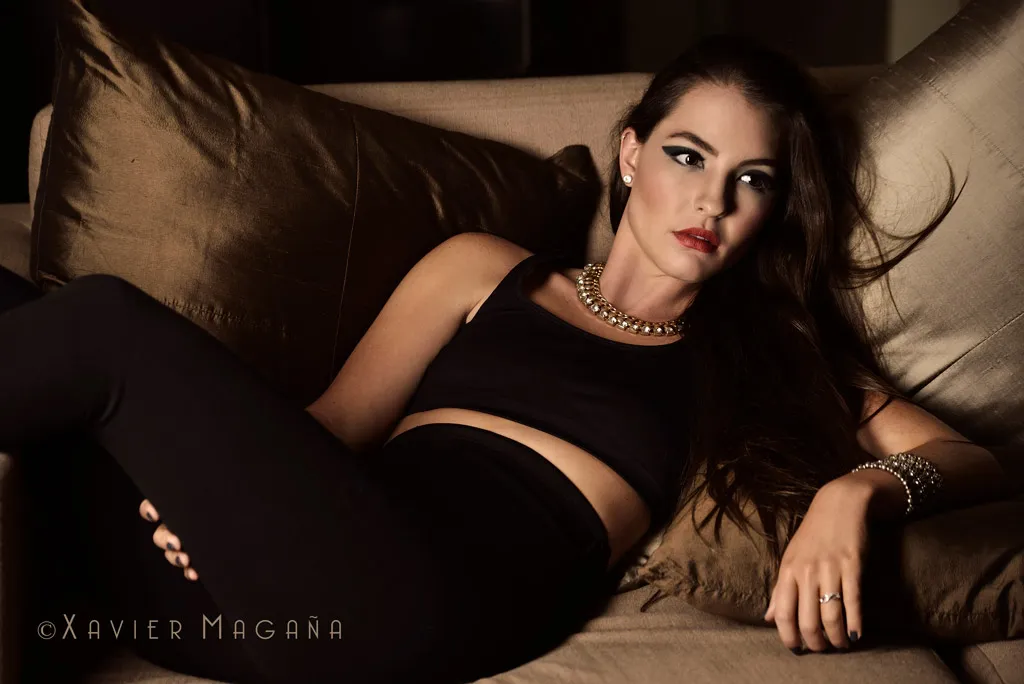 Mujer recostada en un sillón, retrato de estilo de vida en interior