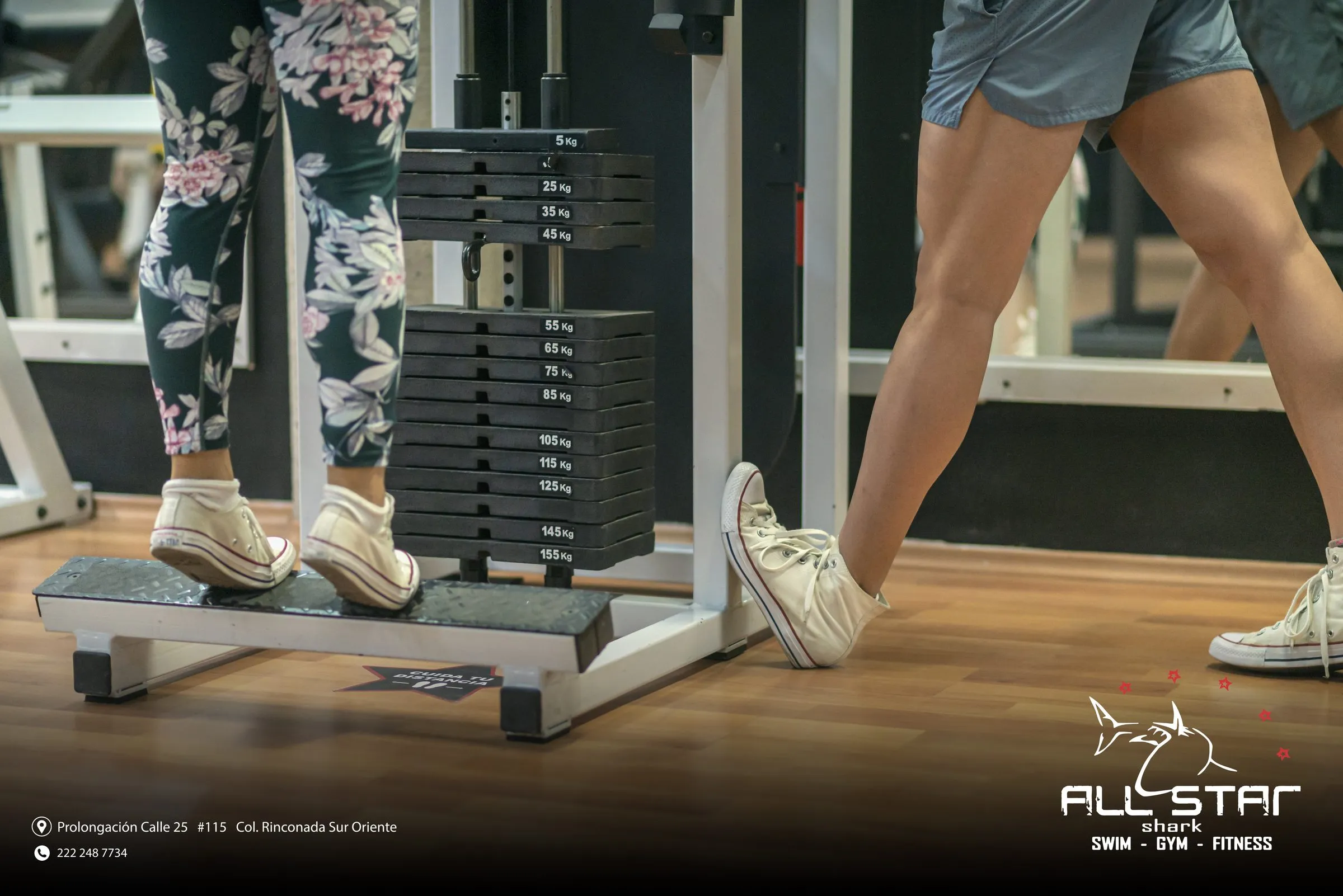 Detalle de piernas en caminadora junto a discos de pesas, equipo de gimnasio en uso
