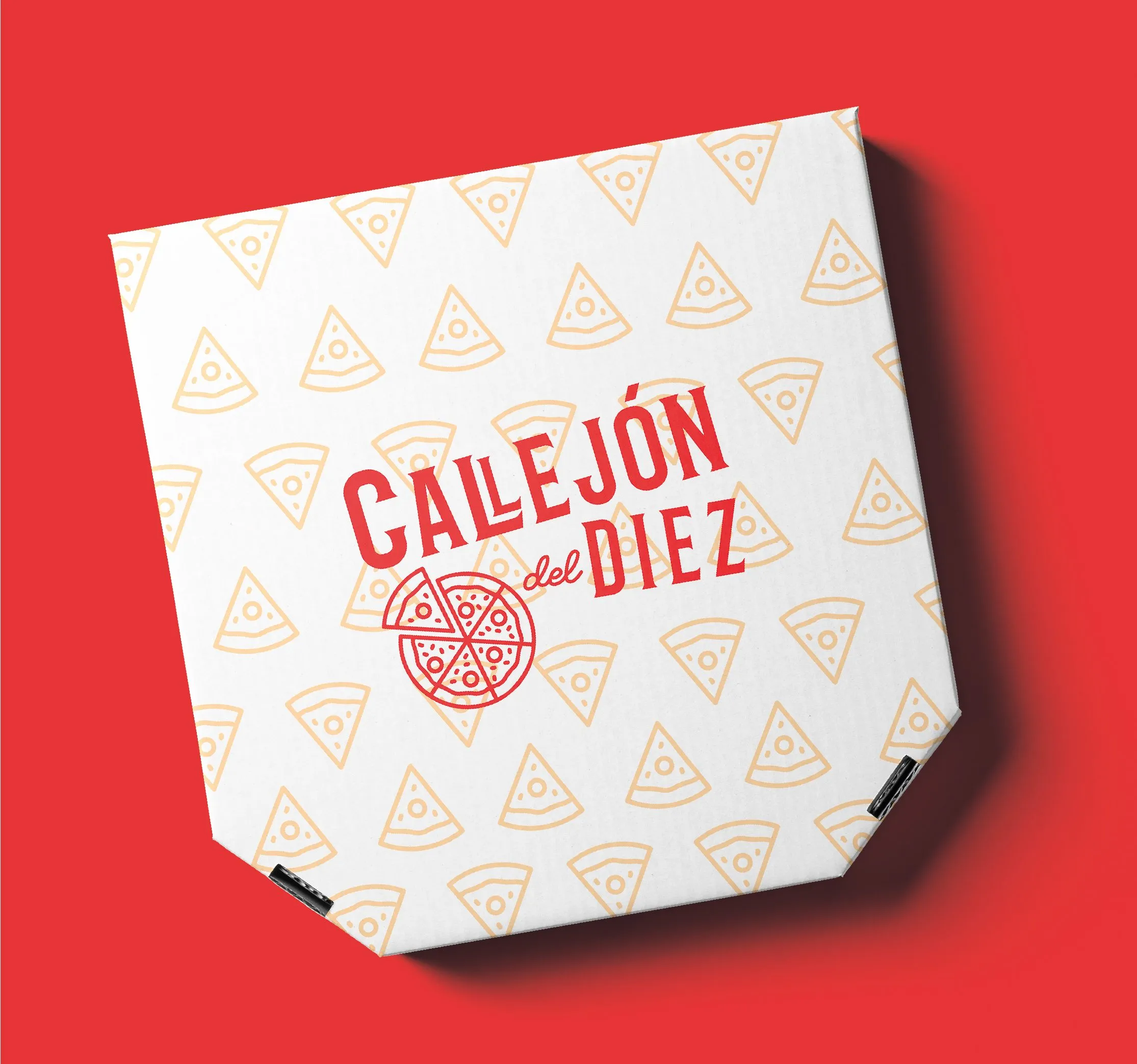 White pizza box printed with a slice pattern and the Callejón del Diez logo centered on the lid, shown against a red background