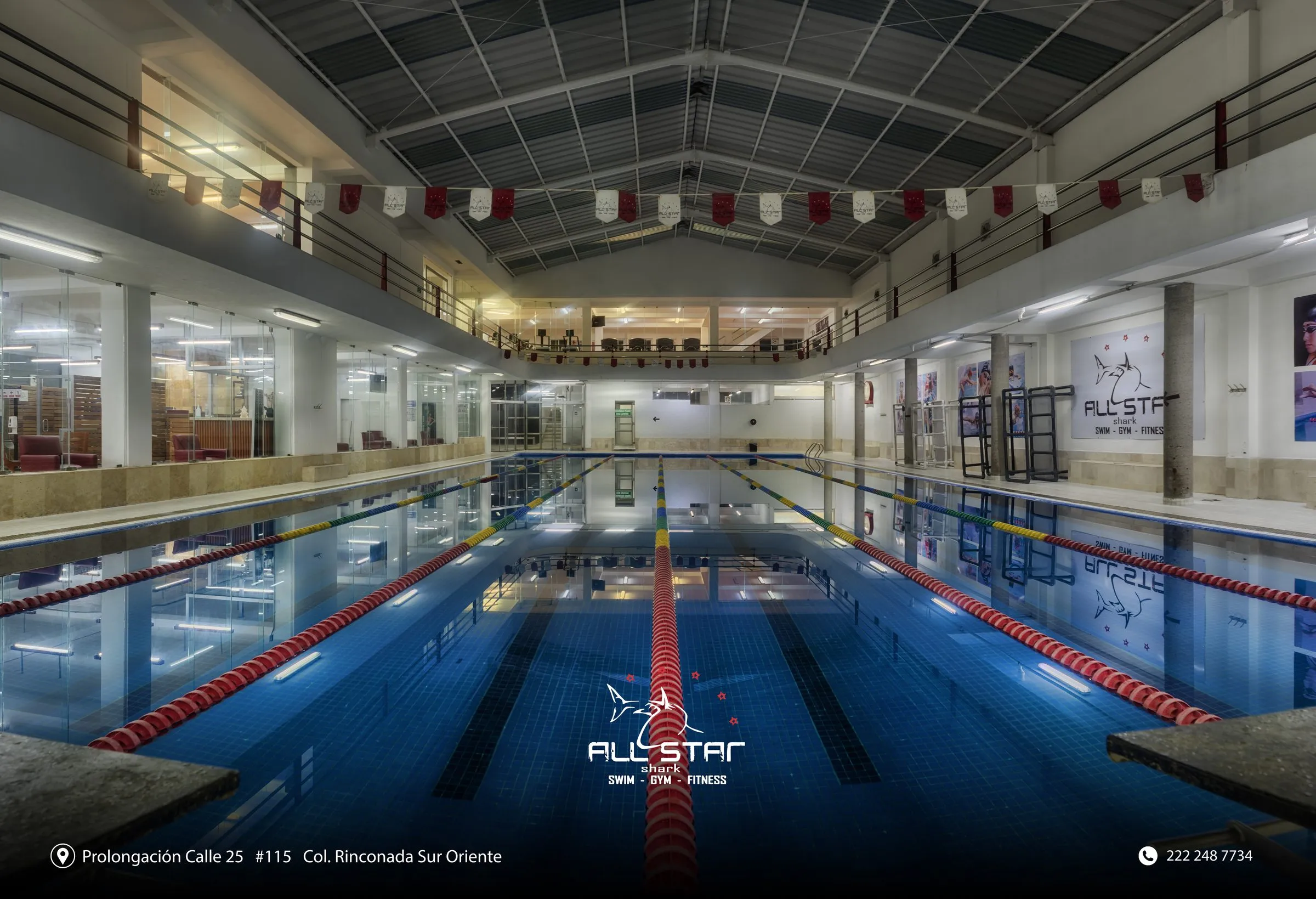 Alberca semiolímpica techada del gimnasio, instalaciones fotografiadas de forma honesta