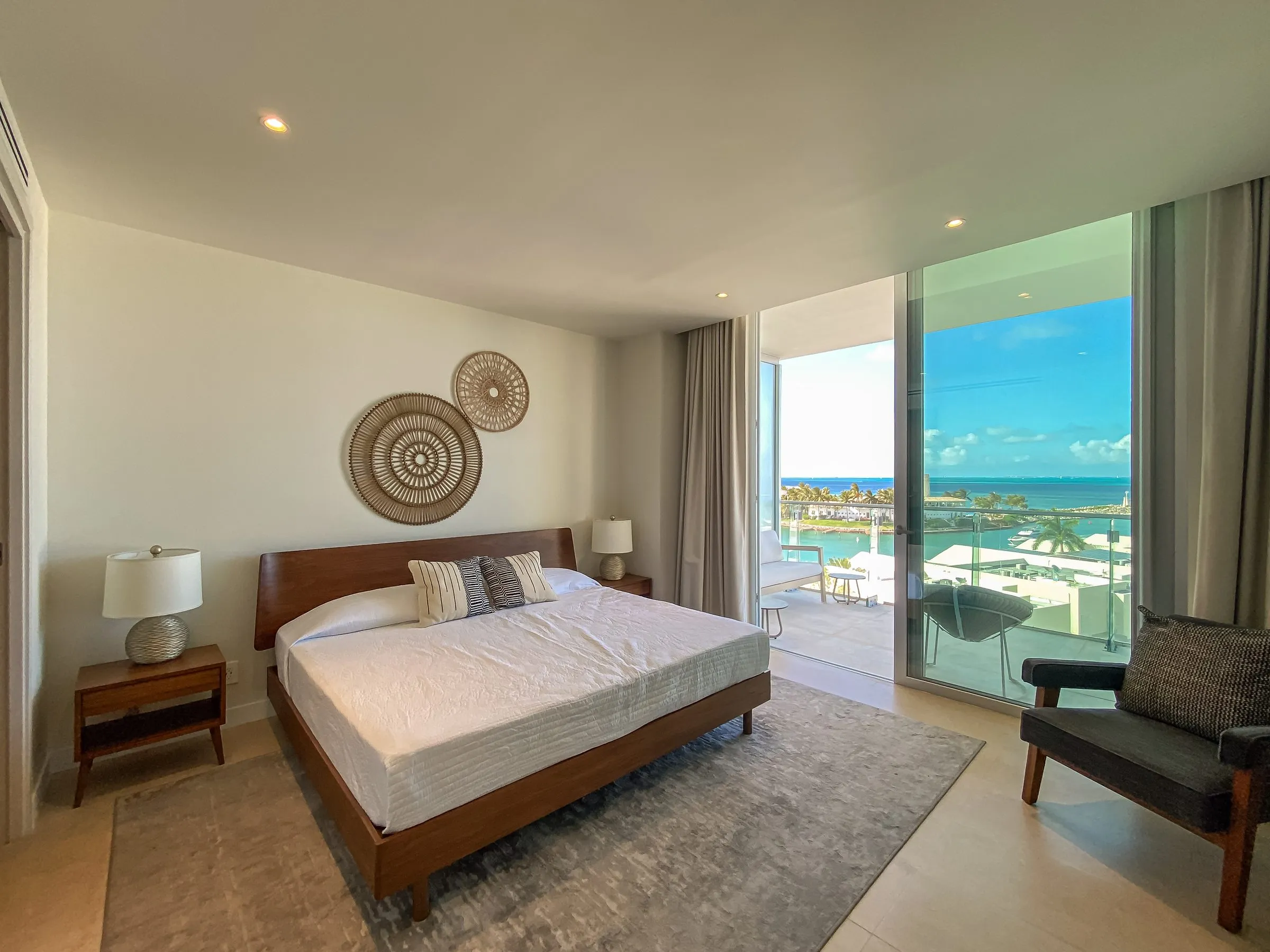 Habitación de hotel con vista al mar desde el balcón, ejemplo de una de las tipologías reales de la propiedad