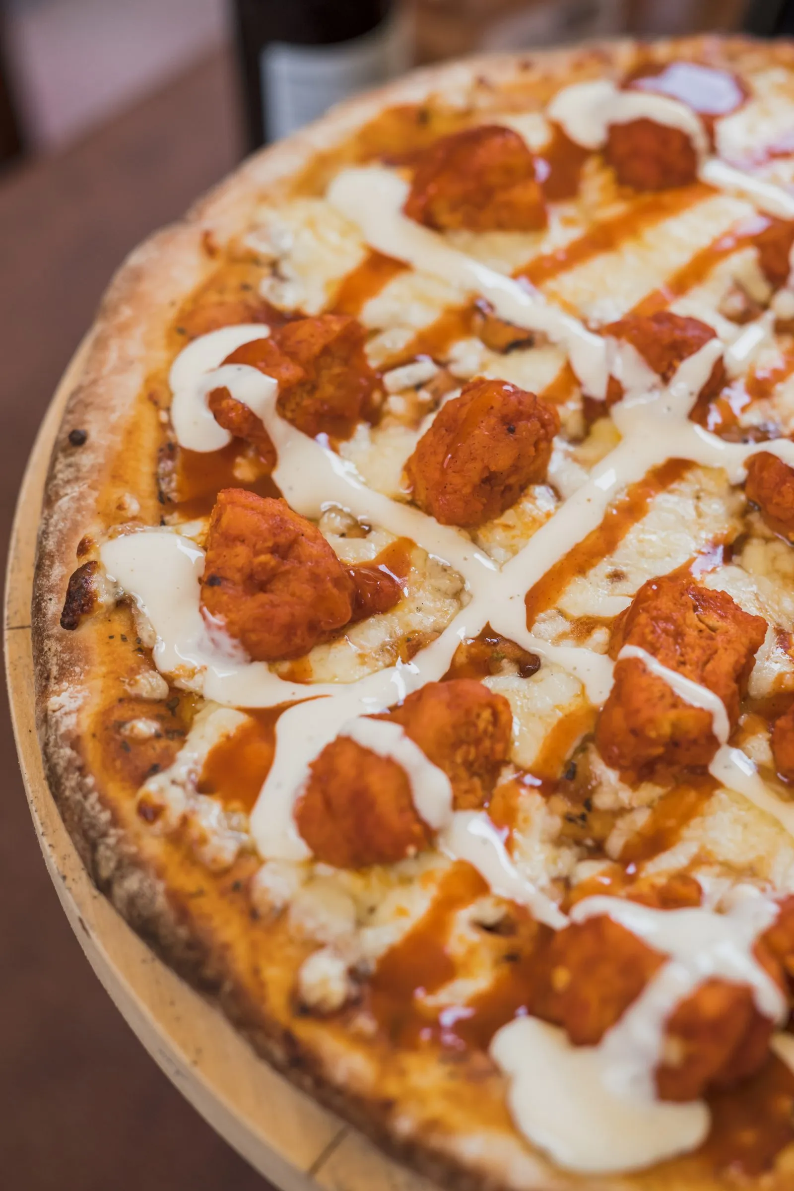 Pizza con queso derretido y salsa, primer plano de textura para menú de pizzería en Cancún