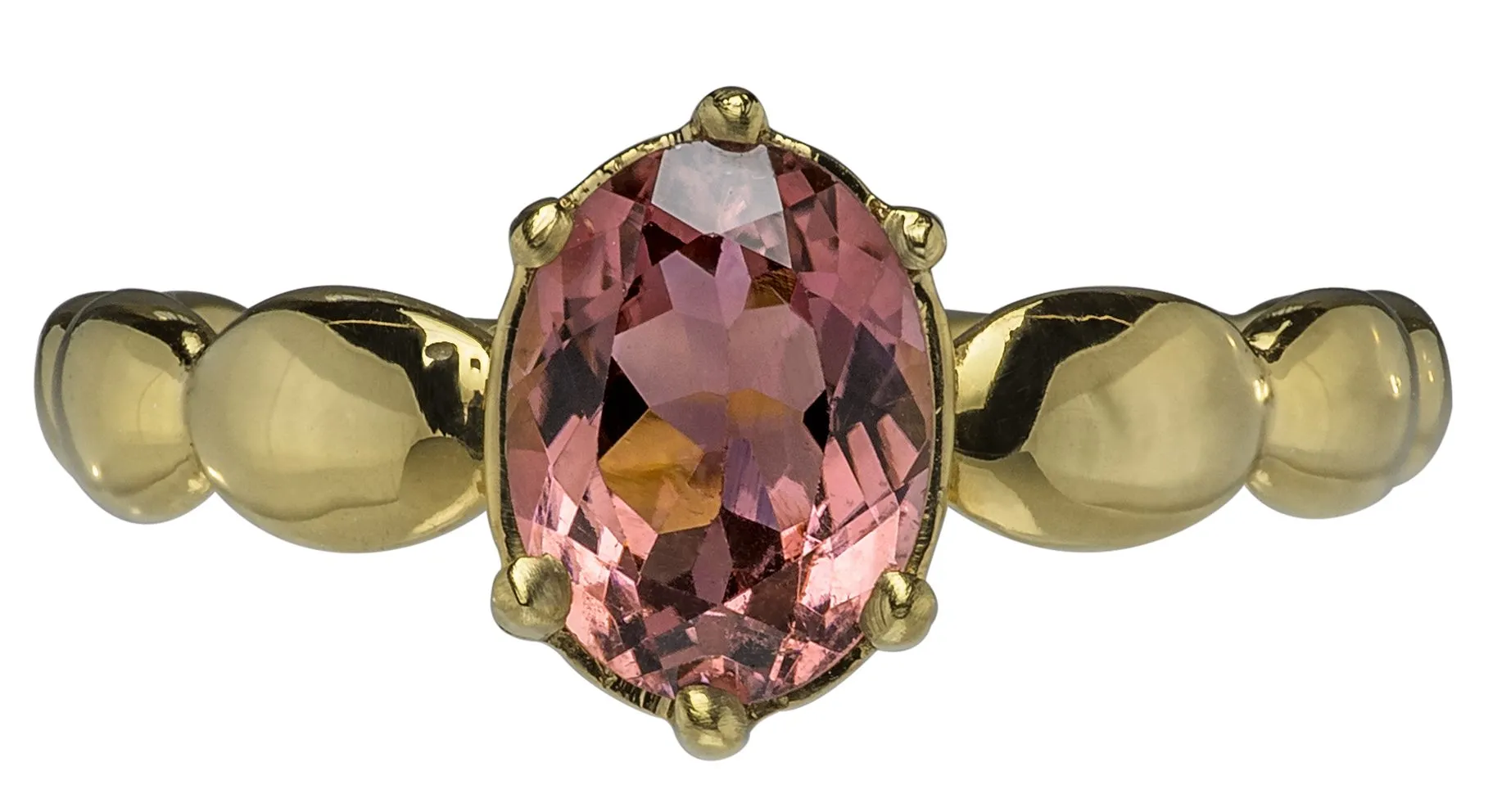 Anillo con piedra rosa sobre fondo blanco limpio, catálogo simple sin necesidad de estudio elaborado
