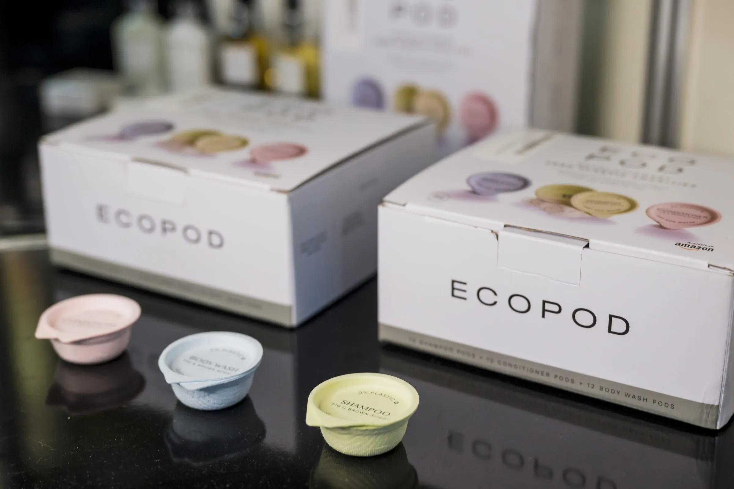 Cajas y jaboncillos de línea de amenities de hotel, fotografiados para catálogo B2B