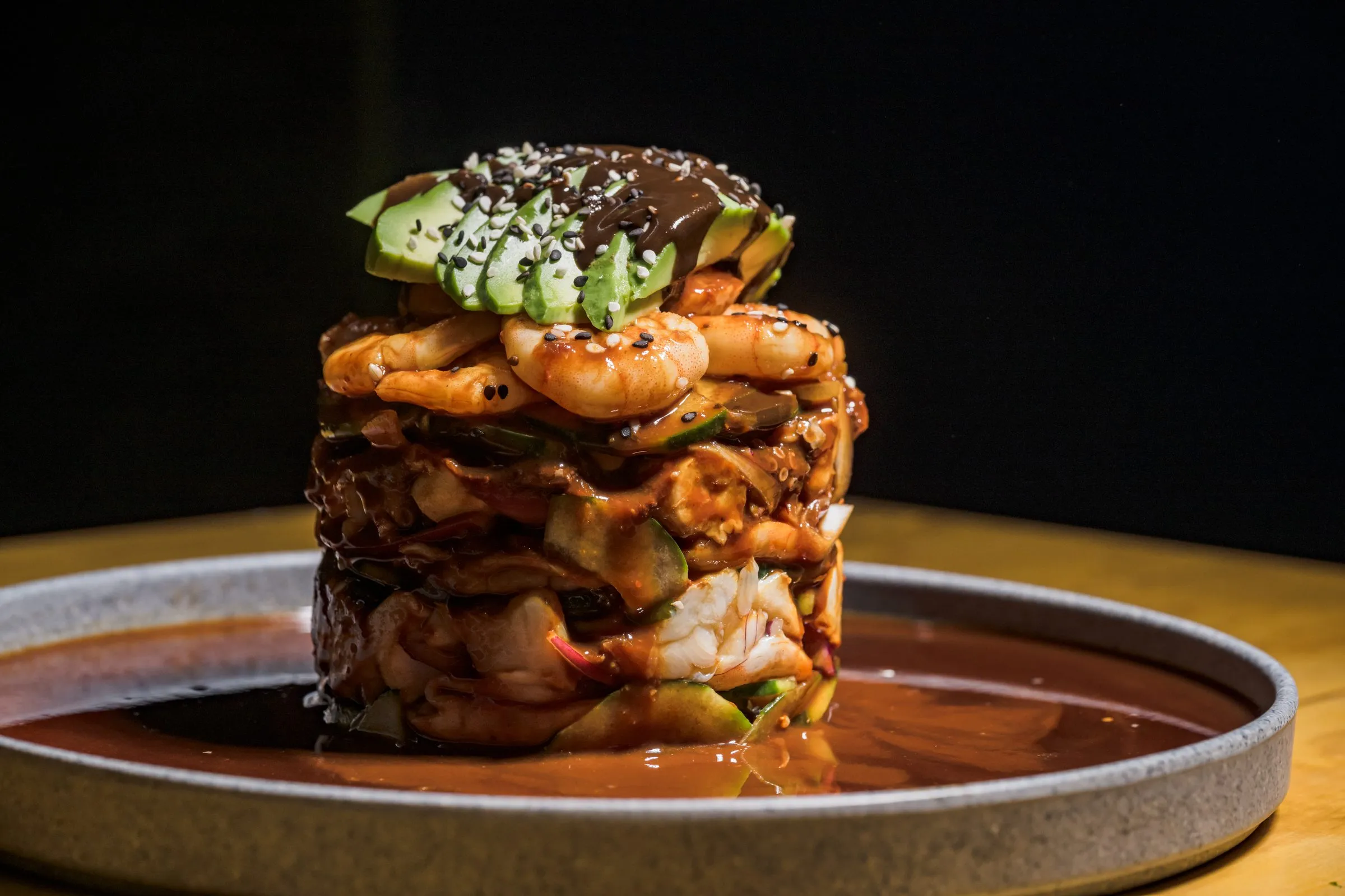 Torre de mariscos servida en salsa, platillo estrella de un restaurante de mariscos en Cancún