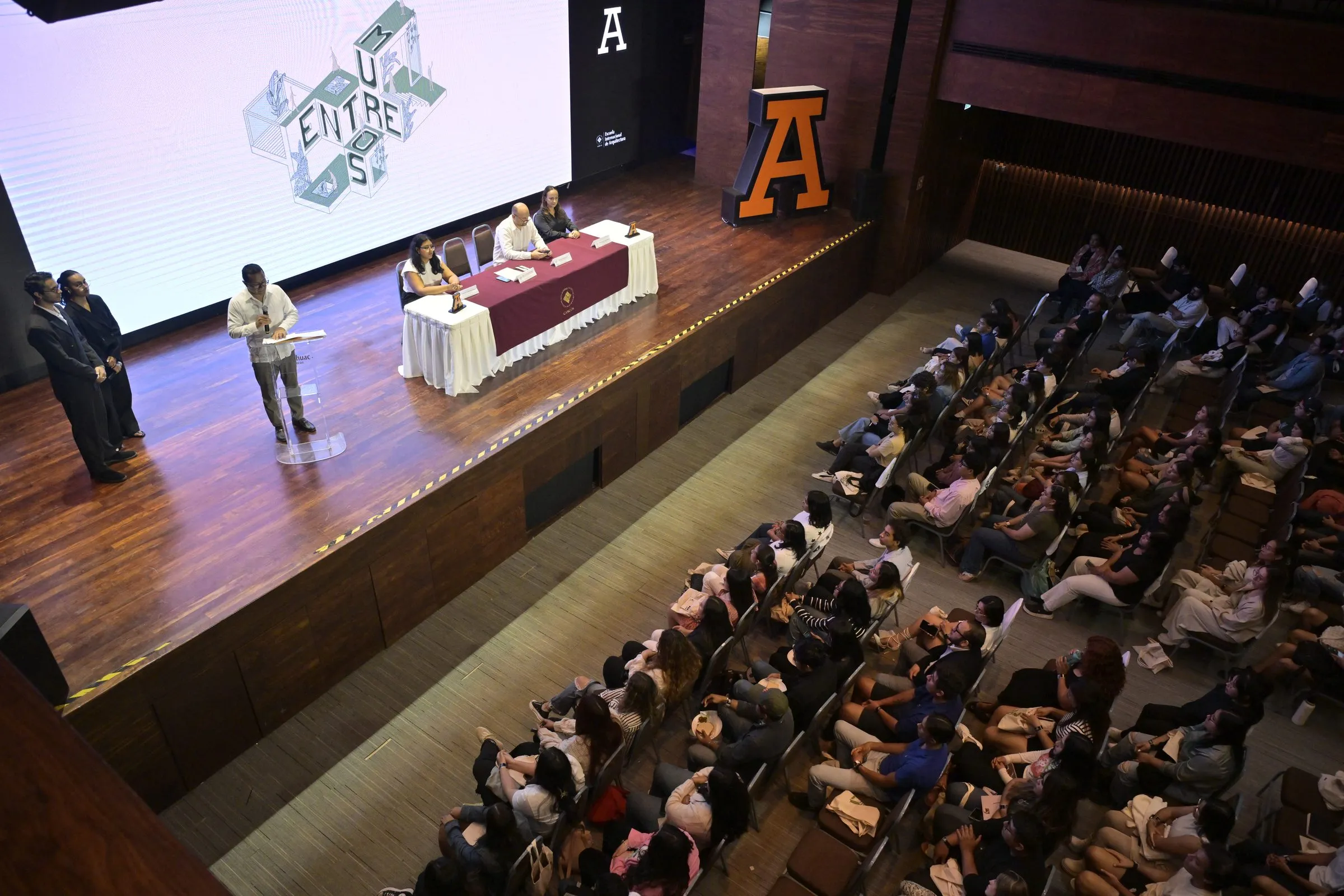 Salón de congreso visto desde arriba, lleno de asistentes, ejemplo de cobertura en un venue de convenciones de Cancún