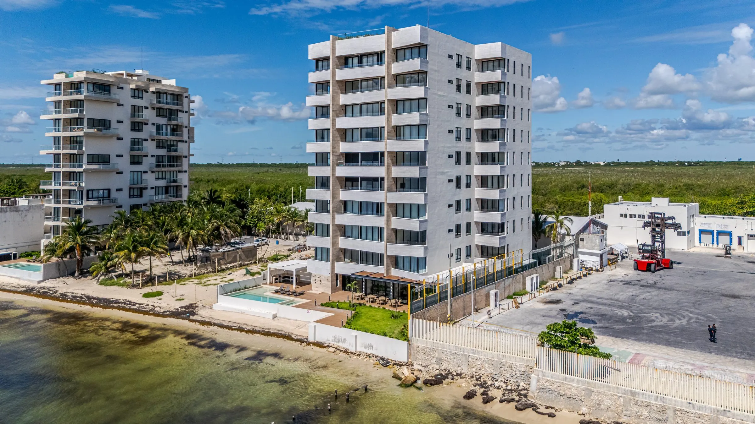 Toma aérea de edificio residencial mostrando la cercanía real de la propiedad al mar