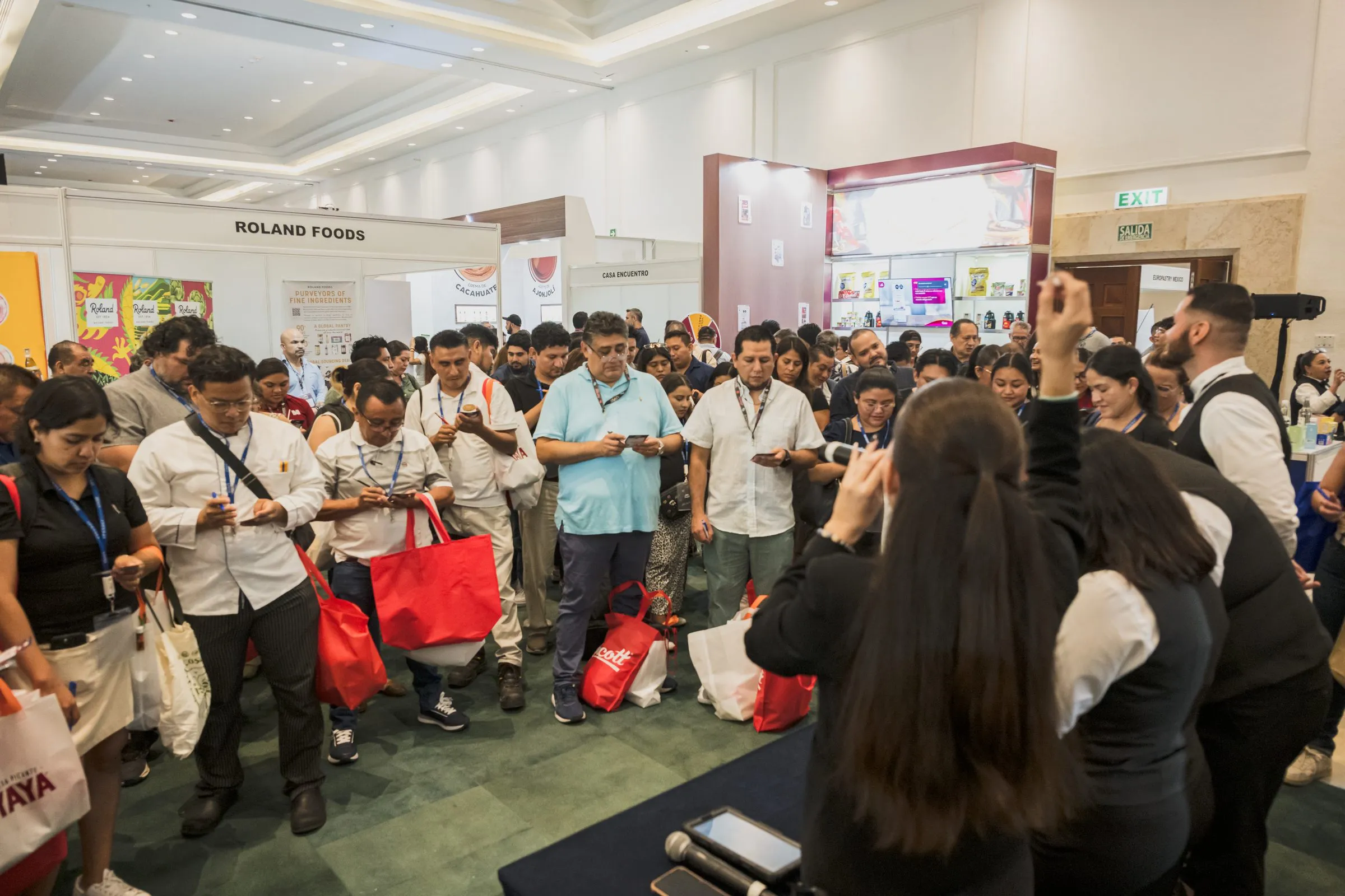 Pasillo de Expo LIVEK lleno de visitantes en el Iberostar Cancún