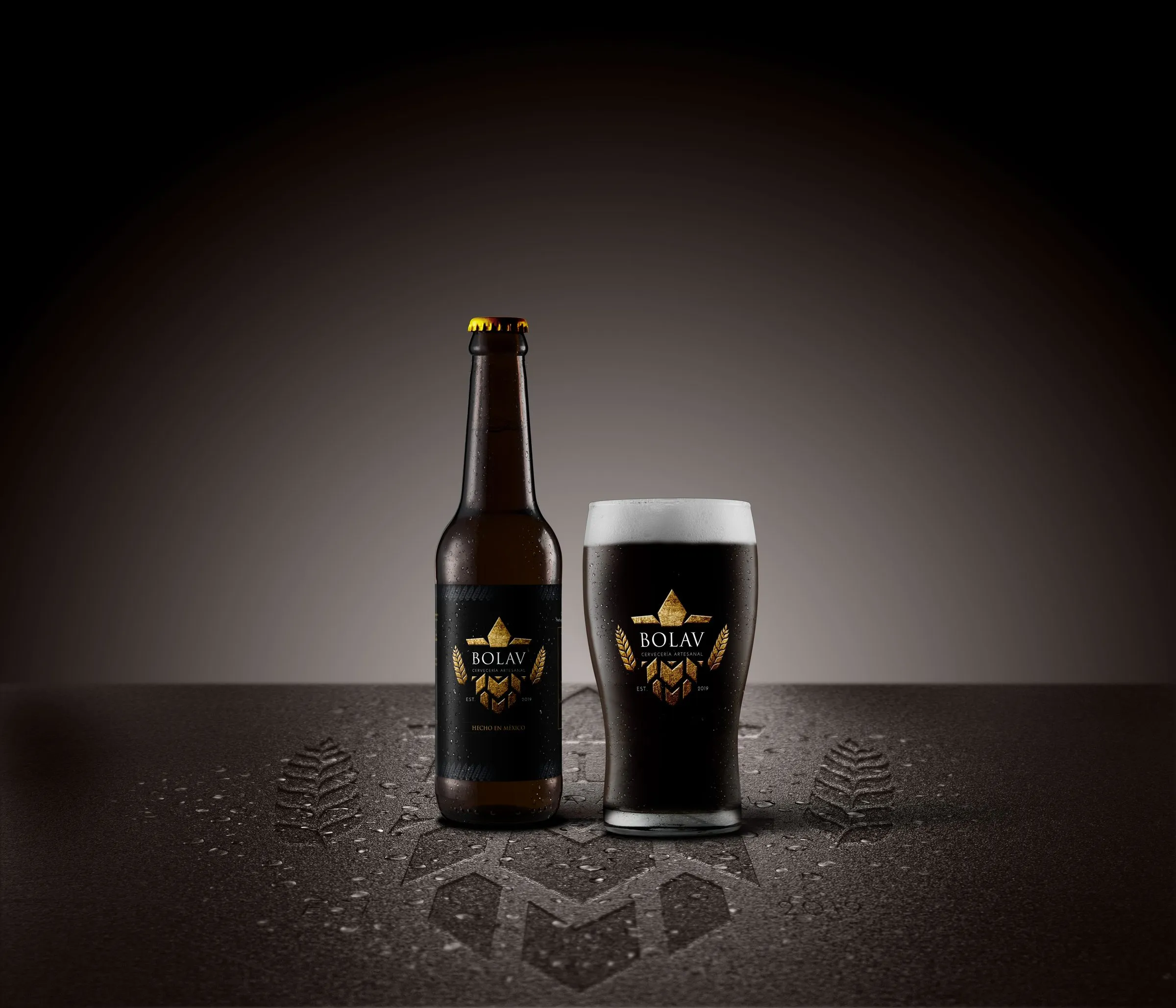 Botella y vaso de cerveza Bolav fotografiados con la identidad de marca aplicada a etiqueta y empaque, sistema de identidad sobre producto real