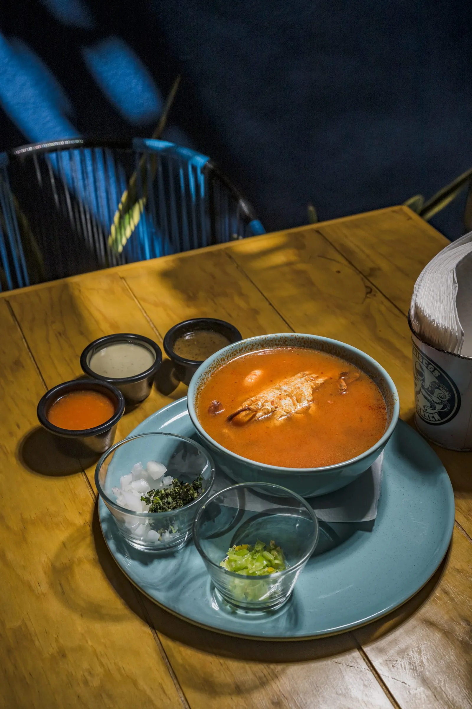 Caldo servido en tazón hondo fotografiado en el ángulo que muestra volumen y textura, versión 'después'