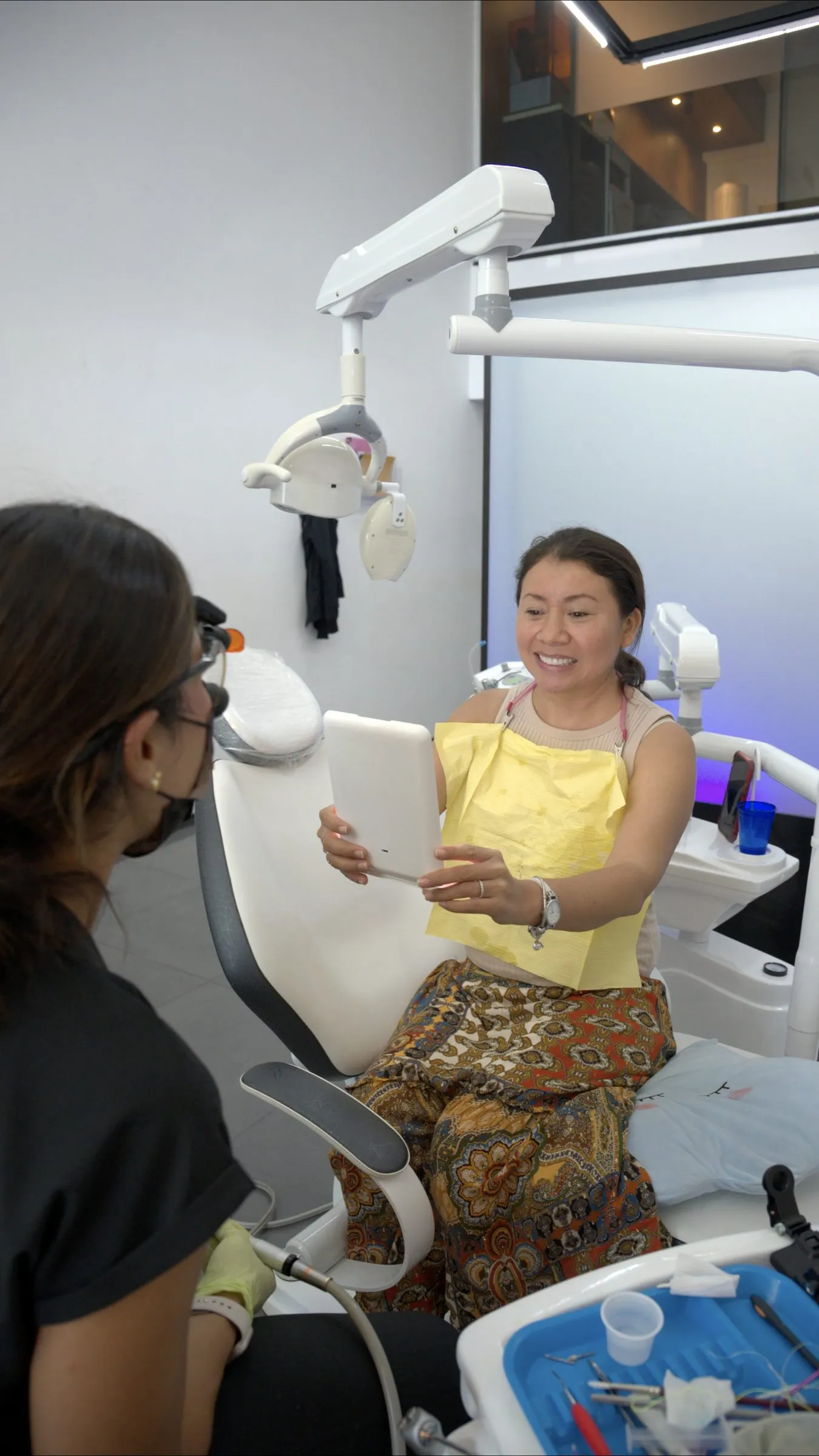 Paciente sonriendo en el sillón dental al final de una consulta, ejemplo de trabajo real para clínica dental en Cancún