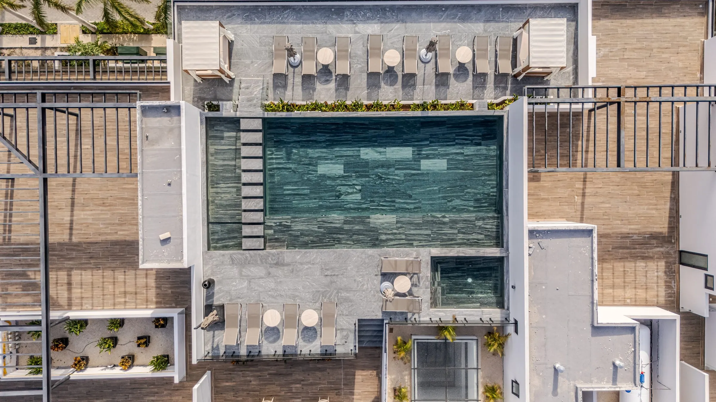 Vista aérea de desarrollo residencial frente al mar en Cancún, mostrando la amplitud de giros que cubre un estudio comercial