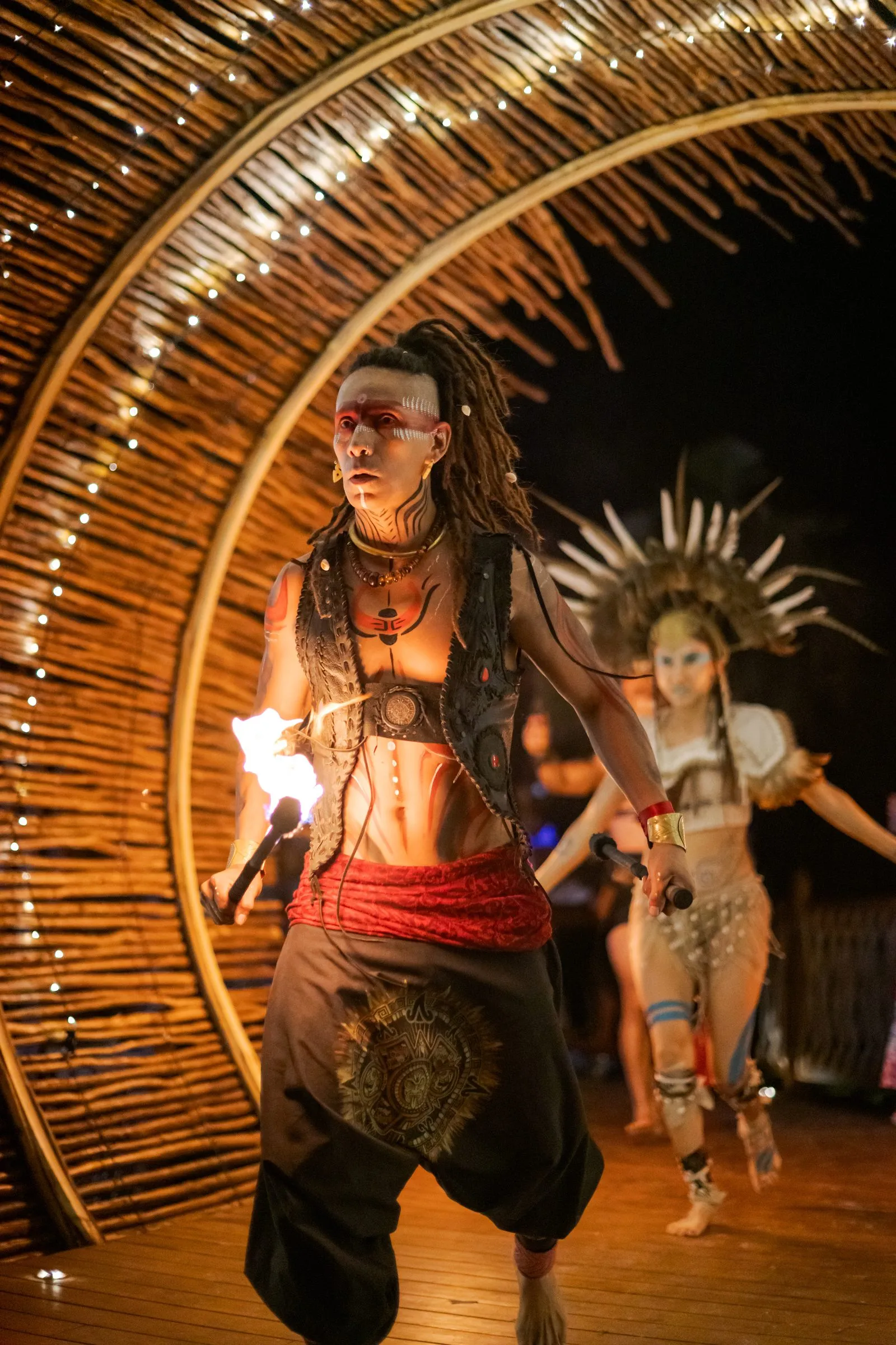 Fotografía de espectáculo de danza prehispánica con fuego en evento en la Riviera Maya
