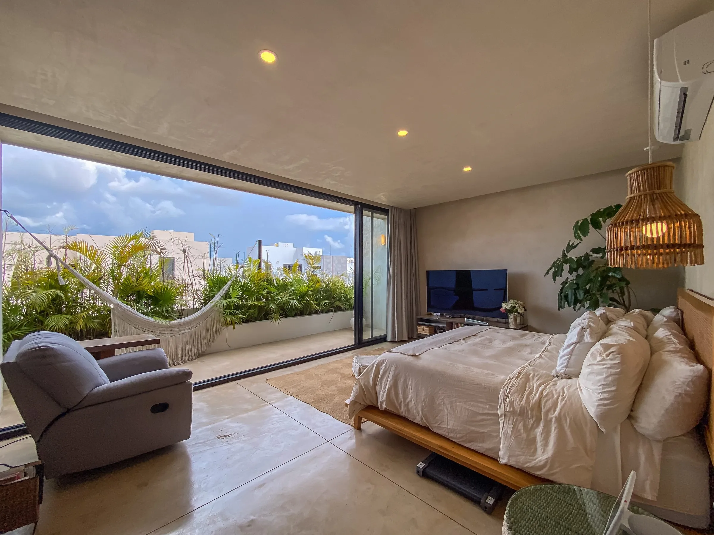 Fotografía inmobiliaria de recámara con terraza en la Riviera Maya